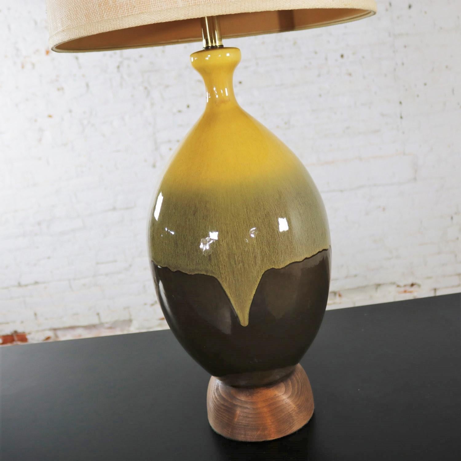 Large Mid-Century Modern Ceramic Table Lamp Brown and Golden Yellow Drip Glaze In Good Condition For Sale In Topeka, KS