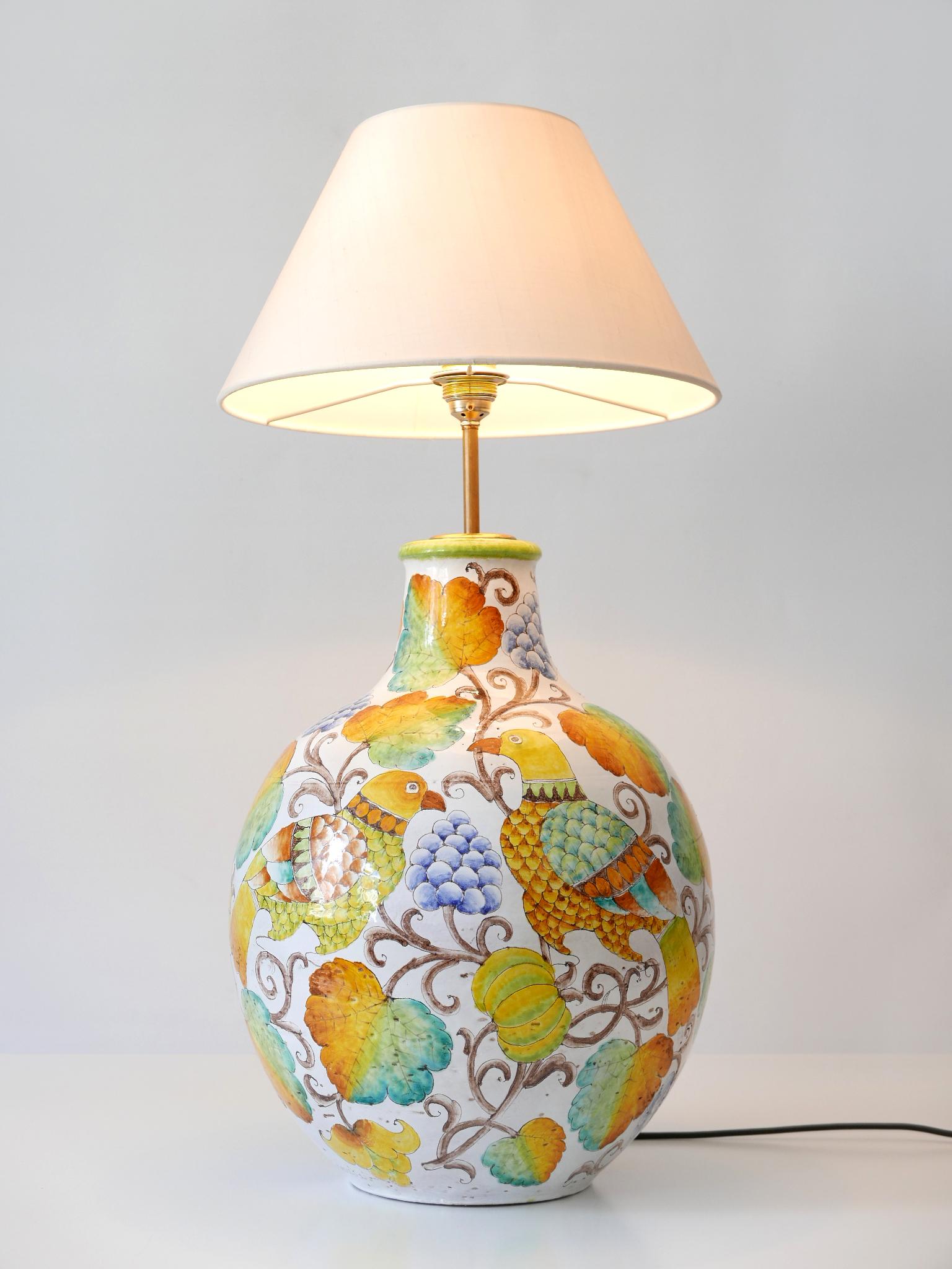 Large, rare and beautiful Mid-Century Modern table lamp. Designed and manufactured by Romano Innocenti, 1960s. Signed.

Attention: The table lamp will be sold without lamp shade.

Executed in hand-made and hand-painted ceramic and brass, the table