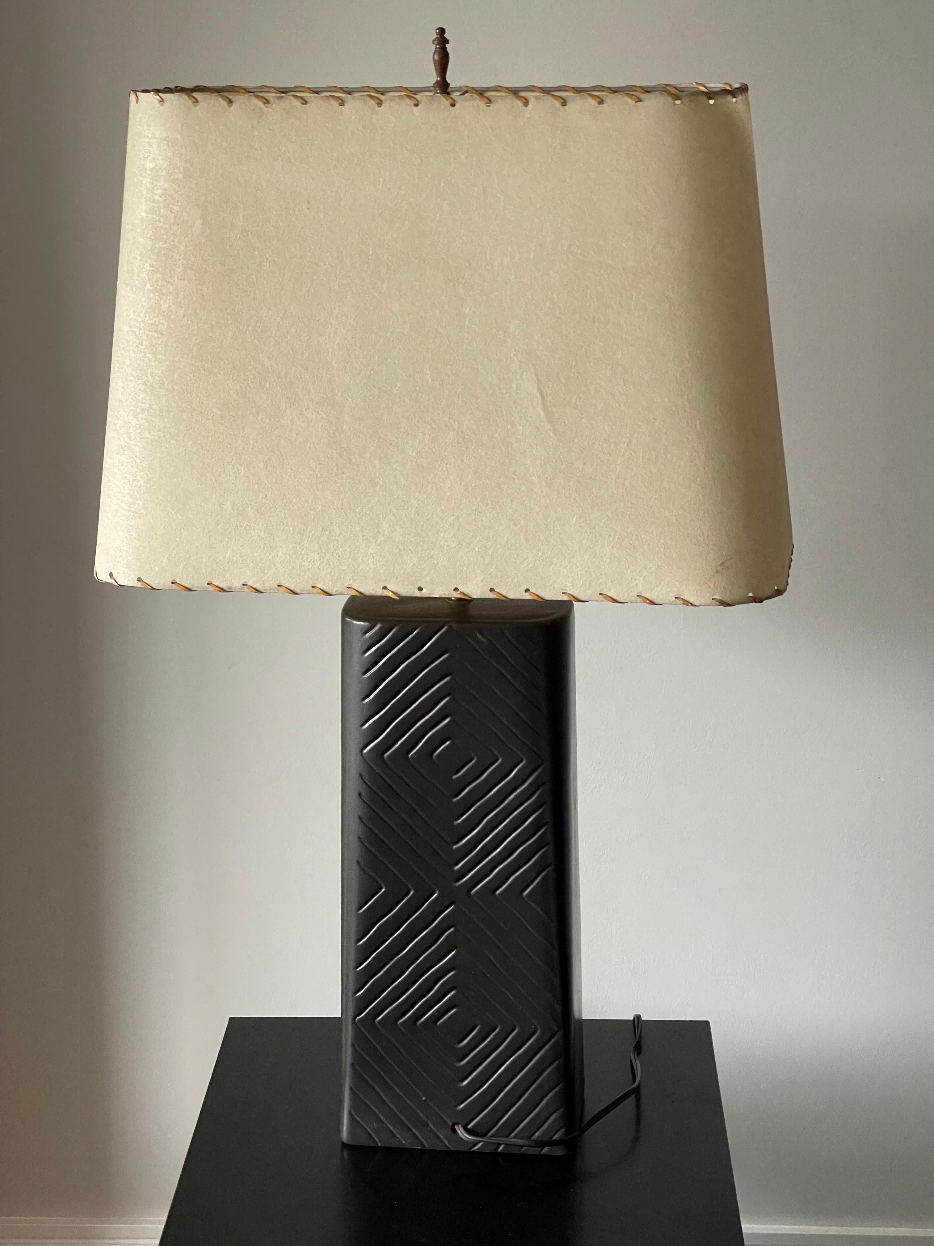Large Mid-Century Modern Ceramic Table Lamp with Original Shade  For Sale 5