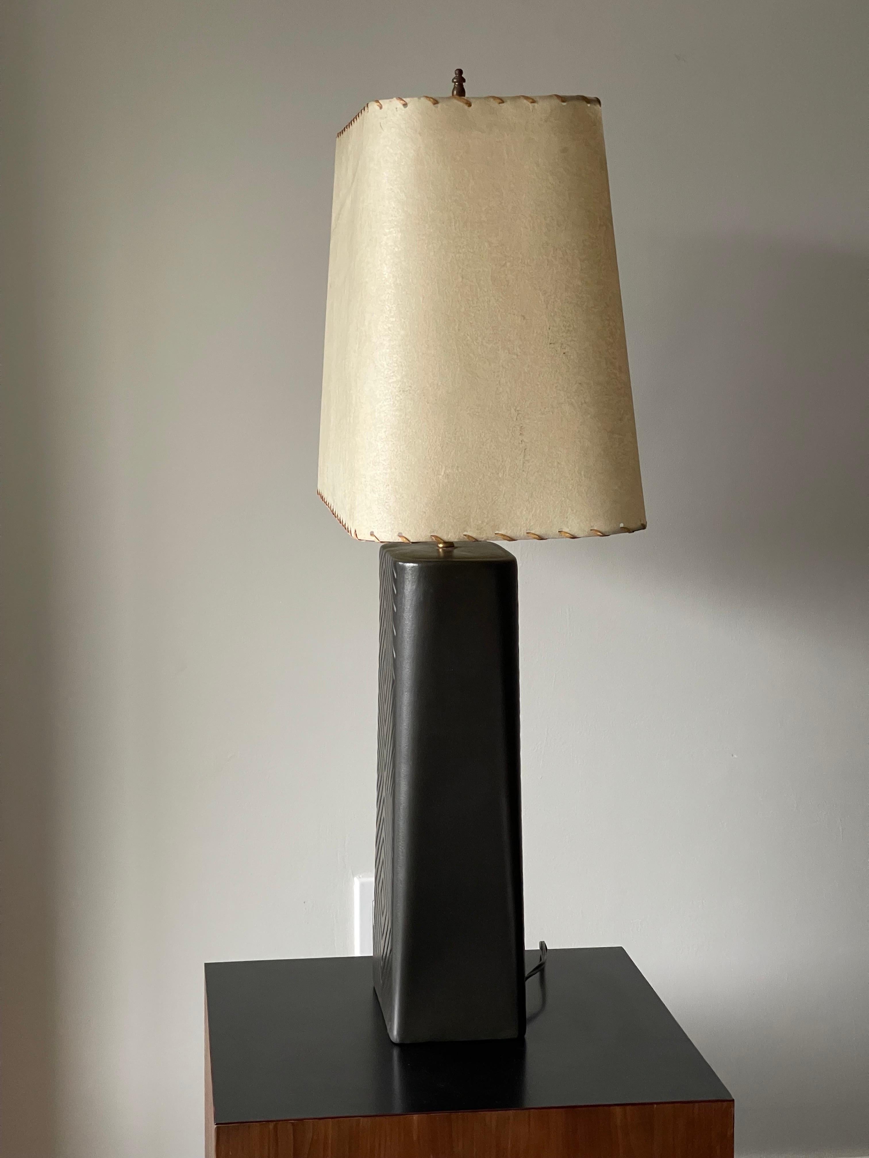 Large Mid-Century Modern Ceramic Table Lamp with Original Shade  For Sale 8
