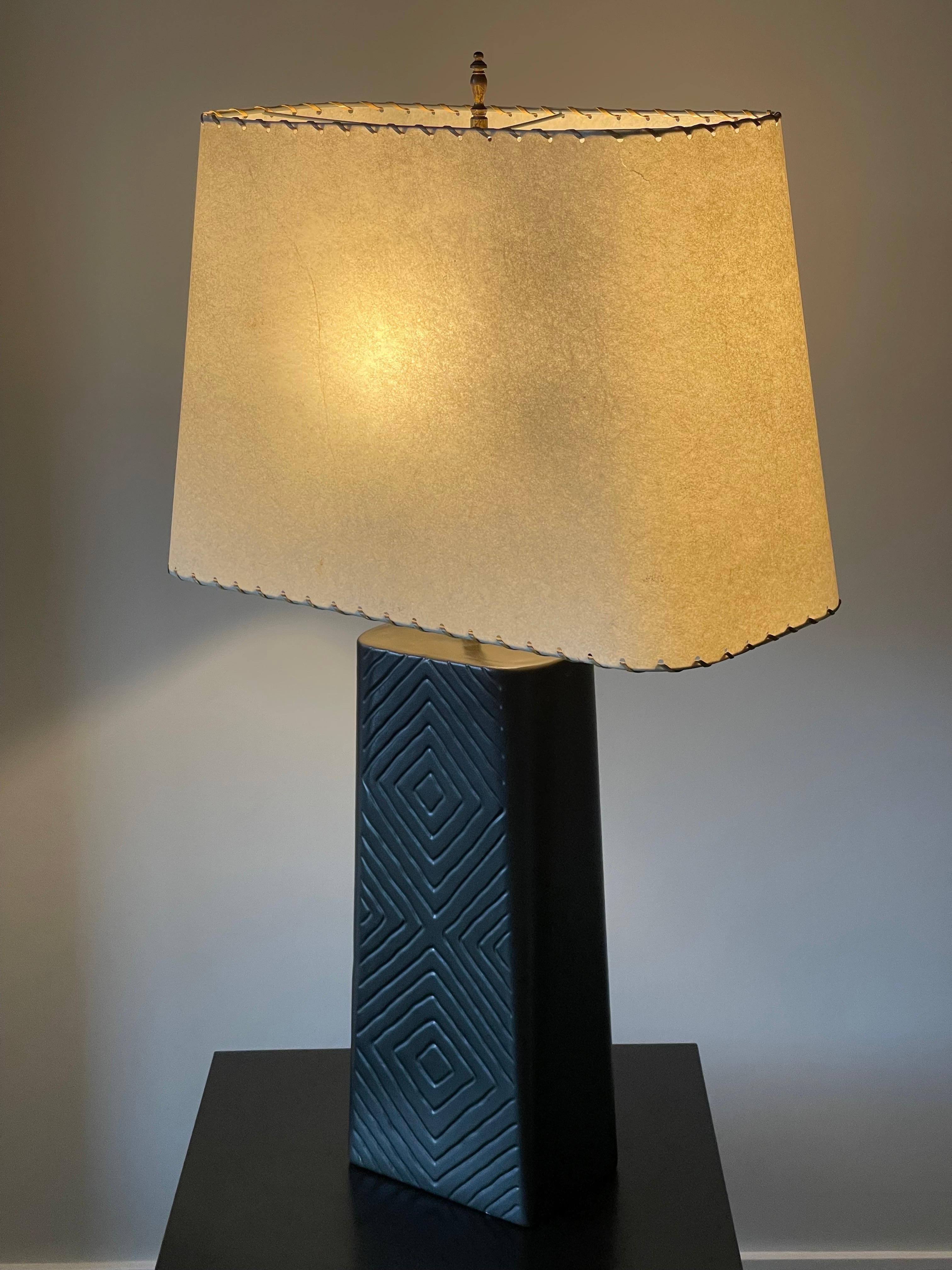 Large Mid-Century Modern Ceramic Table Lamp with Original Shade  For Sale 3