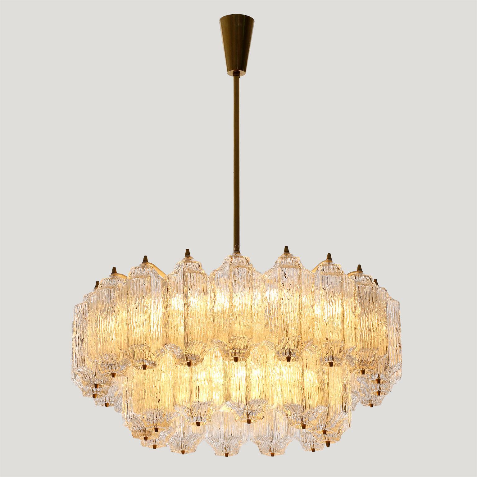 Grand lustre moderne du milieu du siècle, laiton et verre texturé, années 1960, un de deux en vente 2