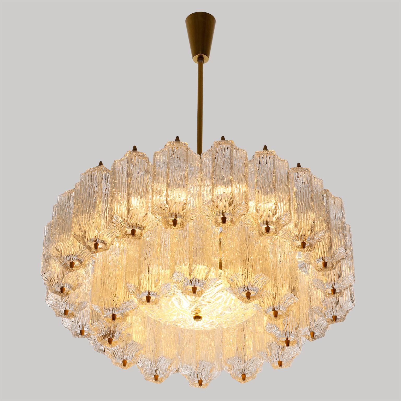 Grand lustre moderne du milieu du siècle, laiton et verre texturé, années 1960, un de deux en vente 3