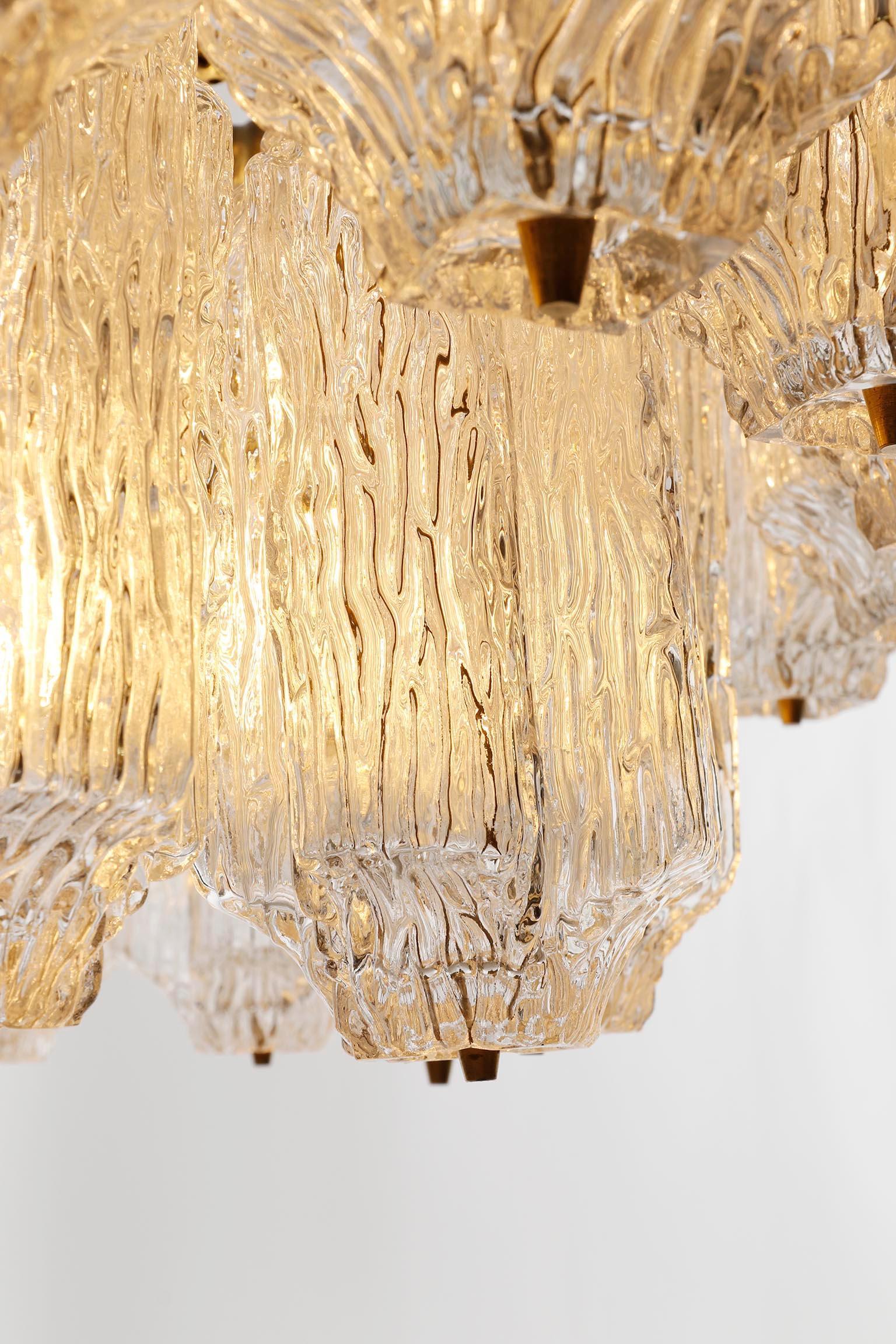 Grand lustre moderne du milieu du siècle, laiton et verre texturé, années 1960, un de deux en vente 4