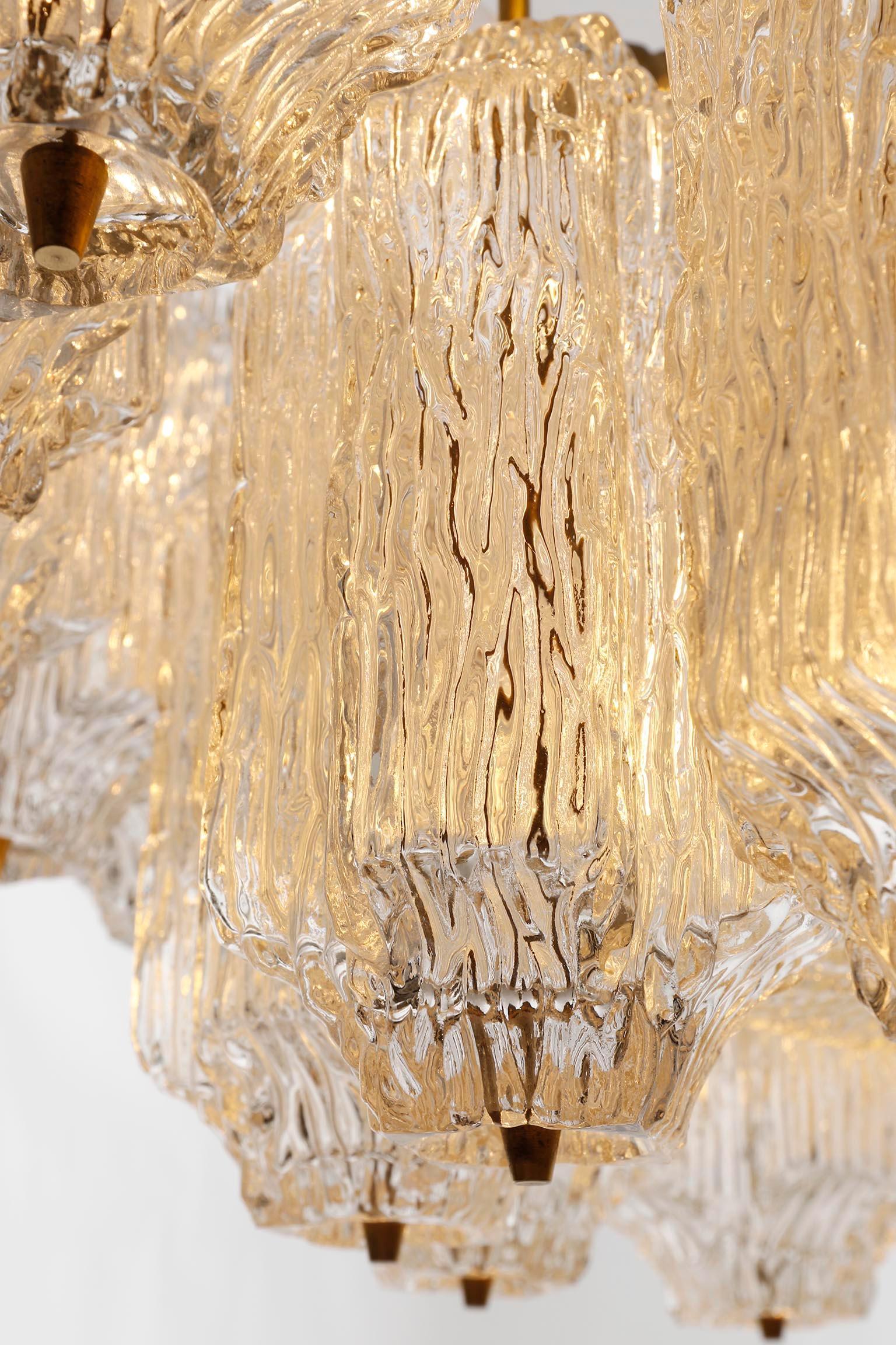 Grand lustre moderne du milieu du siècle, laiton et verre texturé, années 1960, un de deux en vente 5