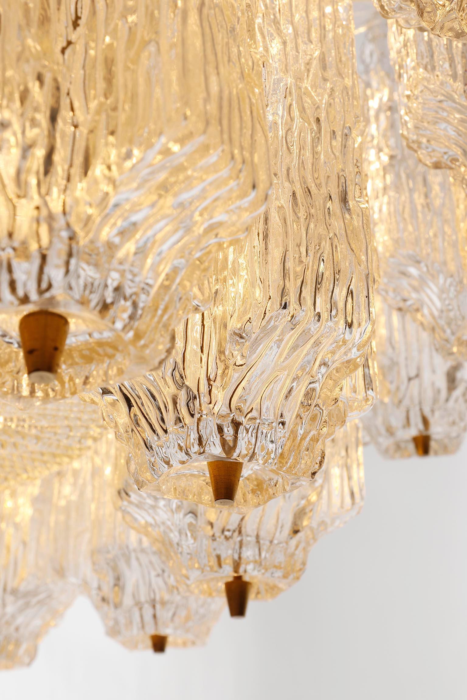 Grand lustre moderne du milieu du siècle, laiton et verre texturé, années 1960, un de deux en vente 6