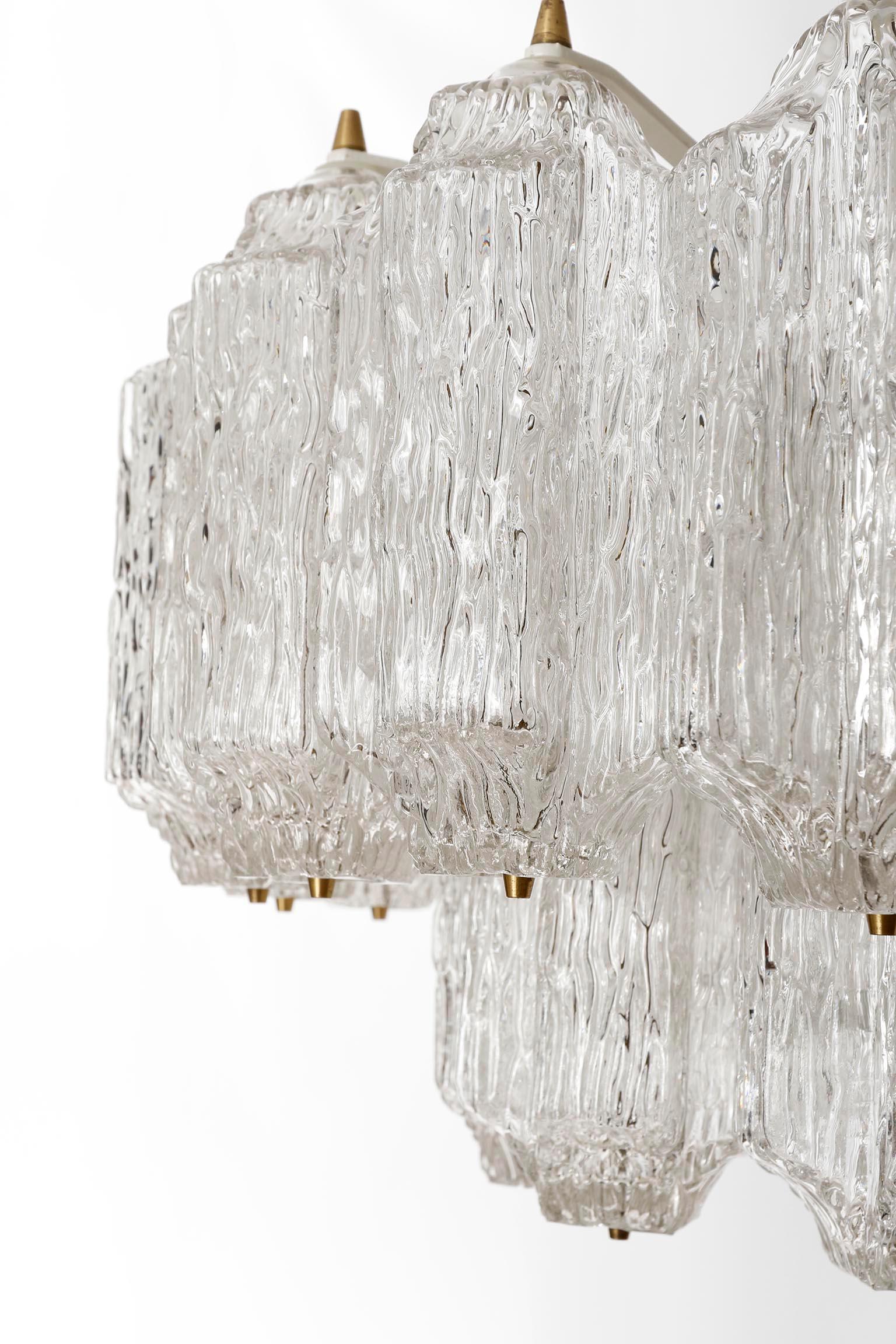 Grand lustre moderne du milieu du siècle, laiton et verre texturé, années 1960, un de deux en vente 7