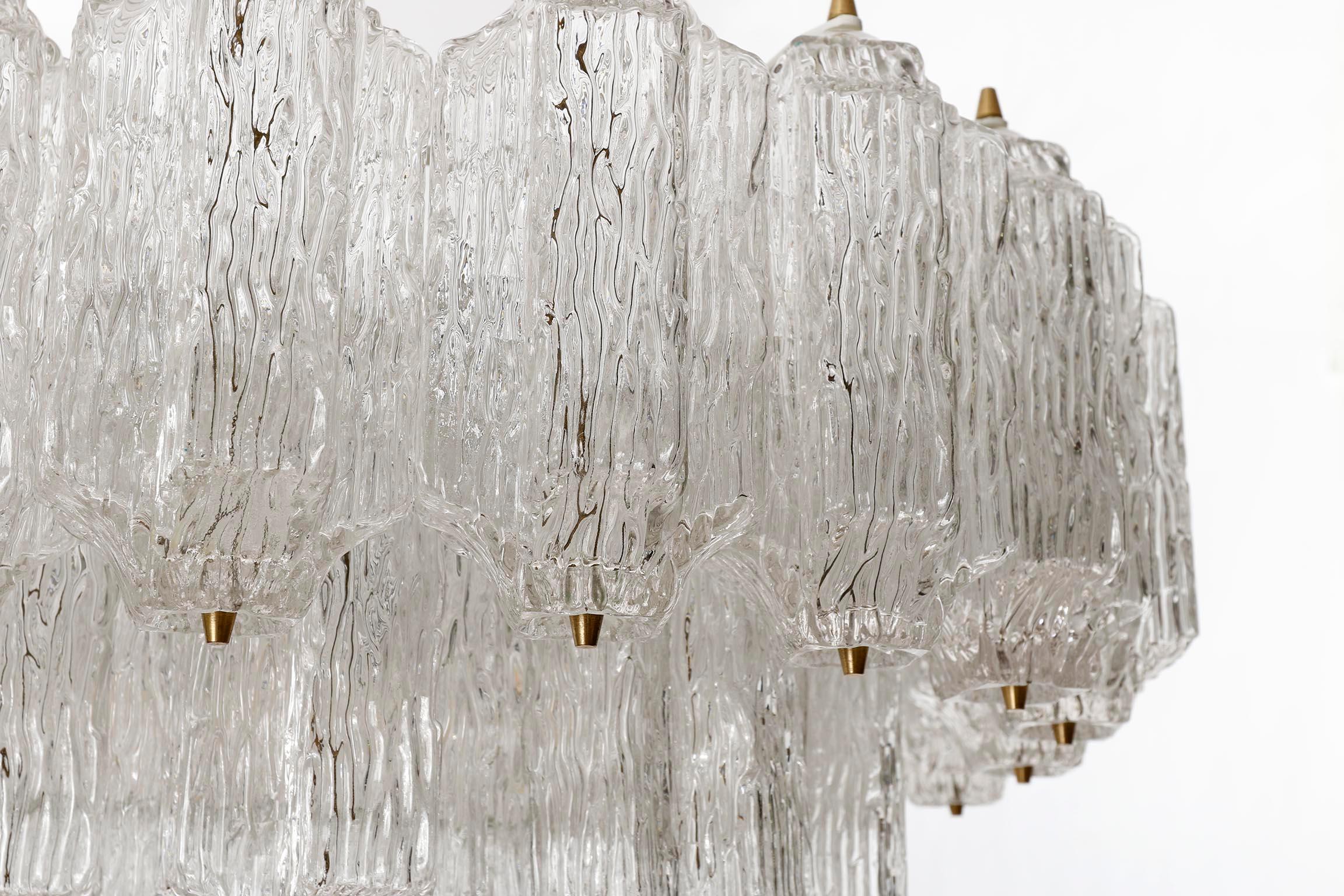 Grand lustre moderne du milieu du siècle, laiton et verre texturé, années 1960, un de deux en vente 8