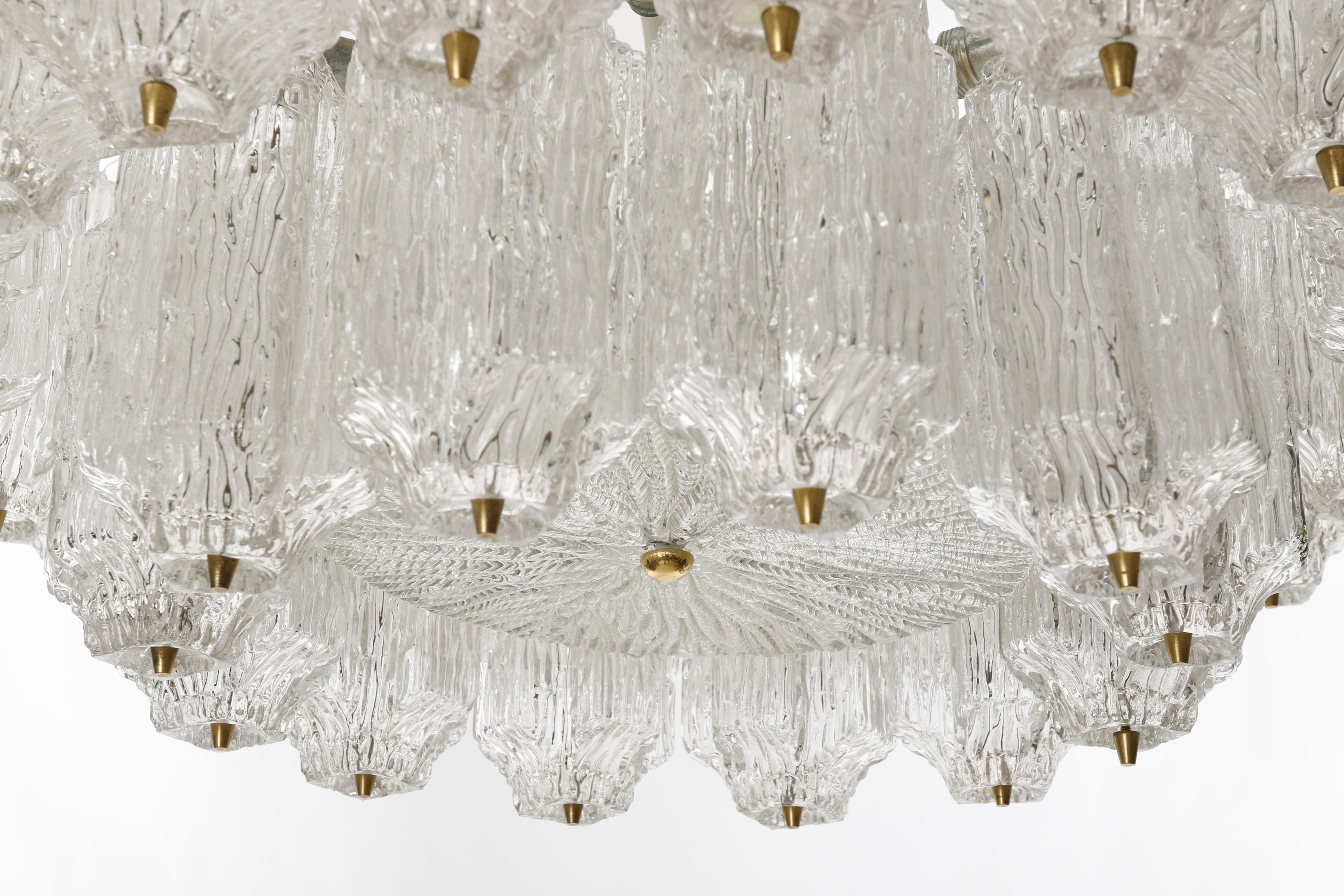 Grand lustre moderne du milieu du siècle, laiton et verre texturé, années 1960, un de deux en vente 9