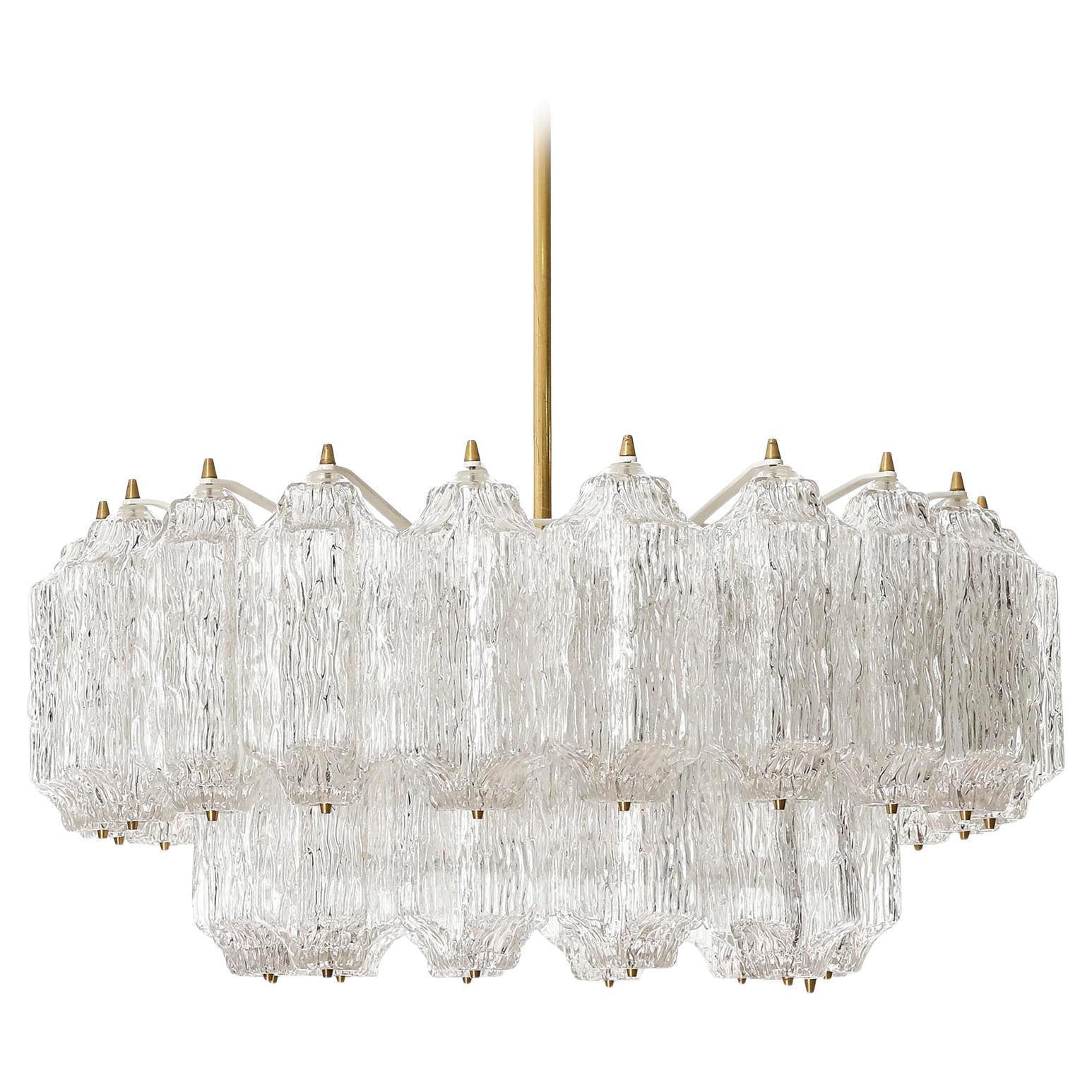 Un grand et fantastique luminaire de J.AT&T. Kalmar, Vienne, Autriche, fabriqué au milieu du siècle, vers 1970 (fin des années 1960 ou début des années 1970).
Deux lampes sont disponibles. Le prix est par lumière.
Le luminaire se compose d'un cadre