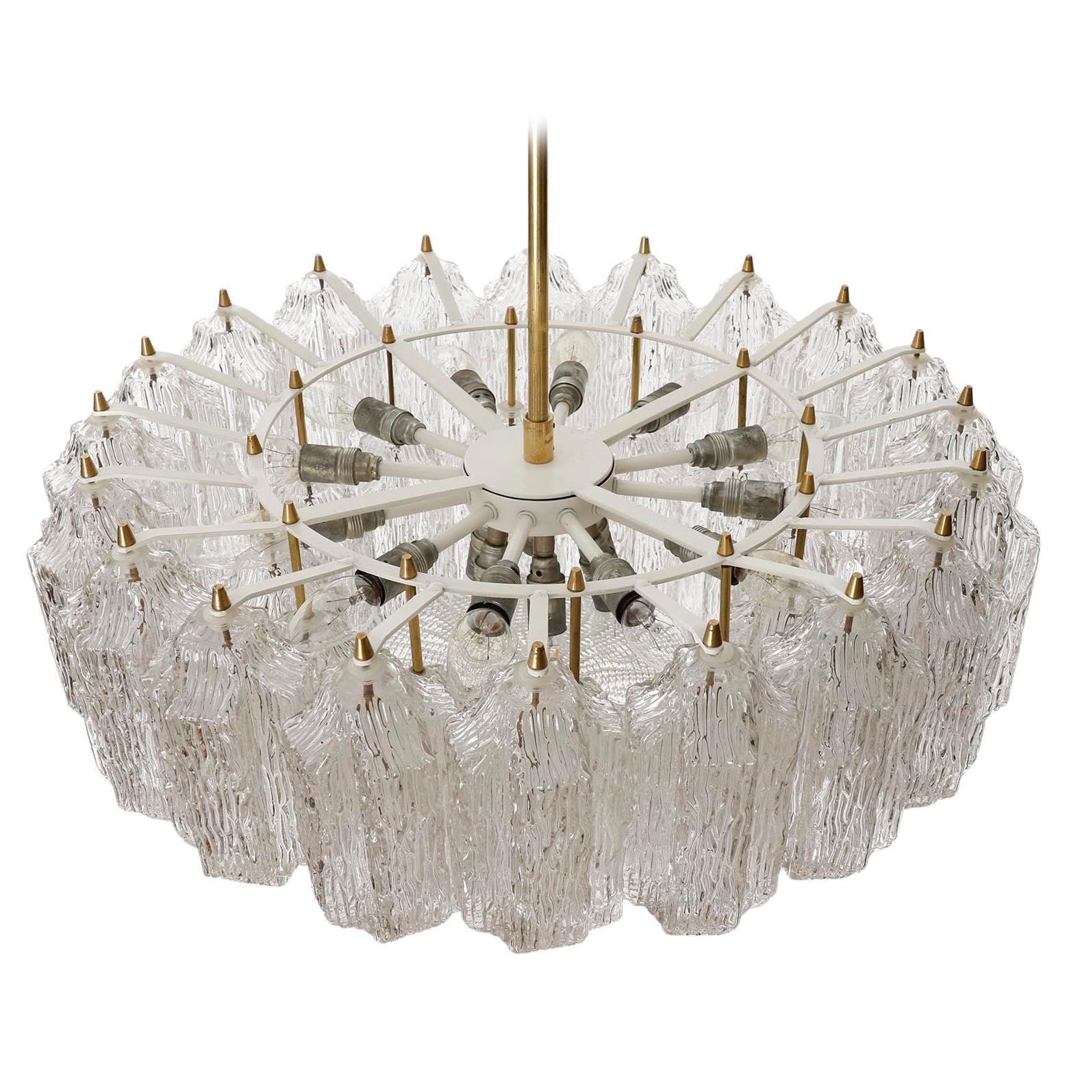 Poli Grand lustre moderne du milieu du siècle, laiton et verre texturé, années 1960, un de deux en vente