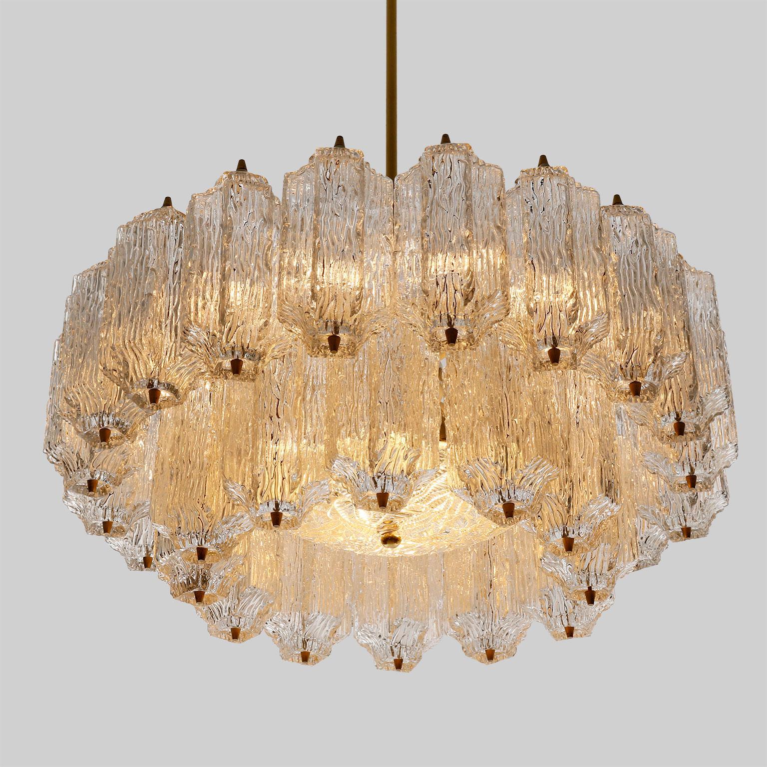 Grand lustre moderne du milieu du siècle, laiton et verre texturé, années 1960, un de deux en vente 1