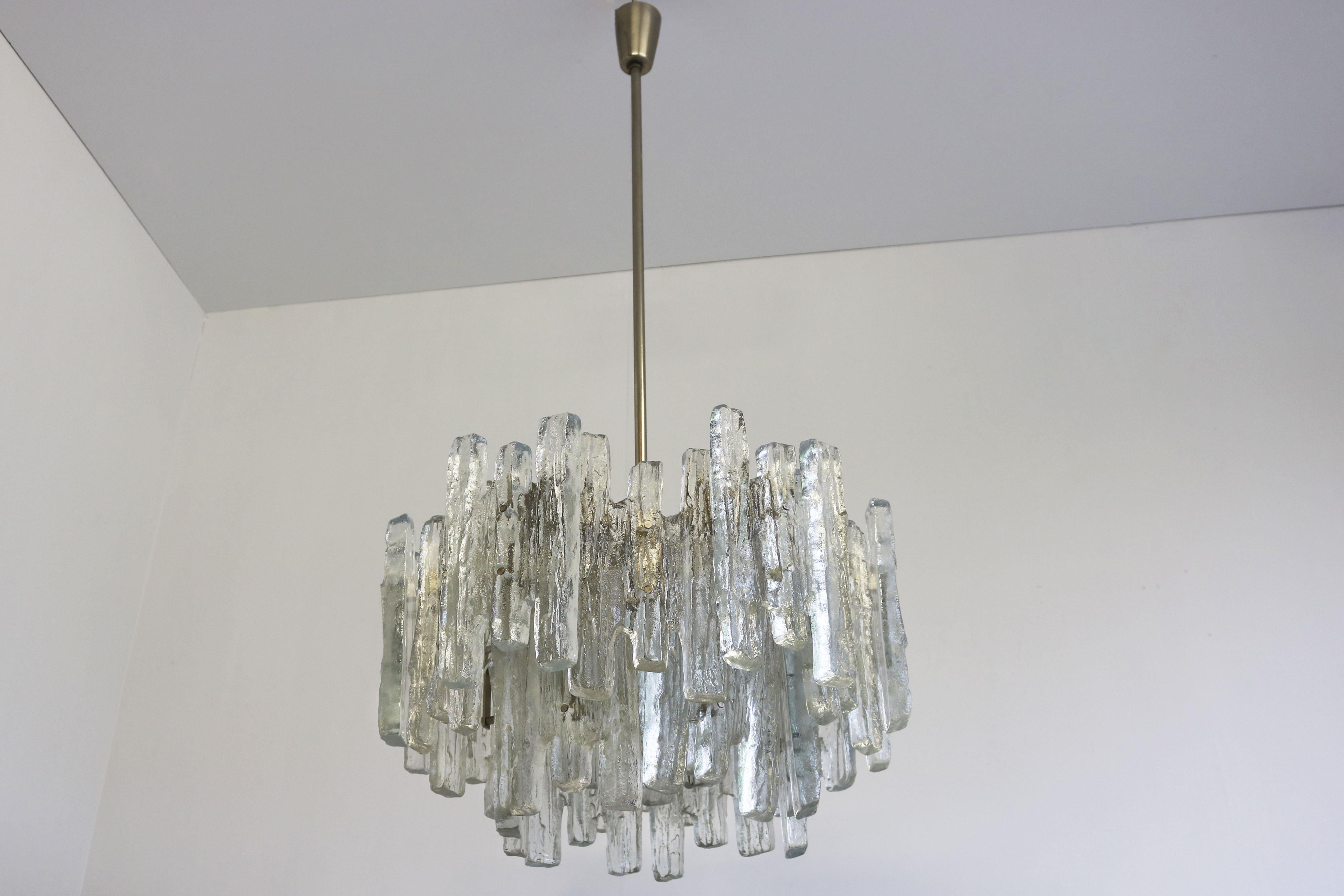 Large Mid-century modern chandelier ice glass from J.T. Kalmar 18 lights Austria For Sale 4
