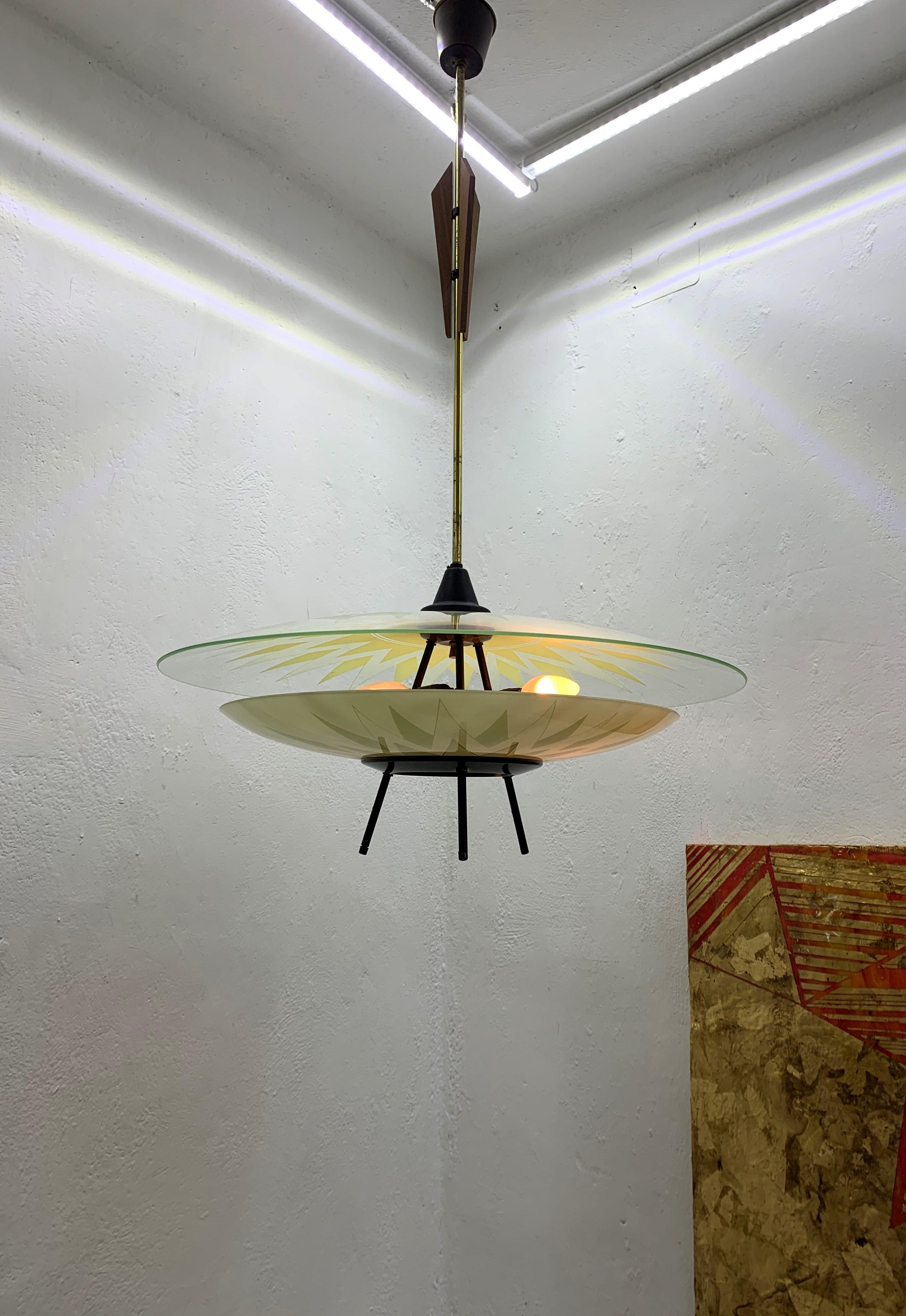 Large Mid-Century Modern three-light chandelier in the style of Fontana Arte in the shape of an UFO or Flying Saucer, in brass, teak and decorated glass, Italy, circa 1950.