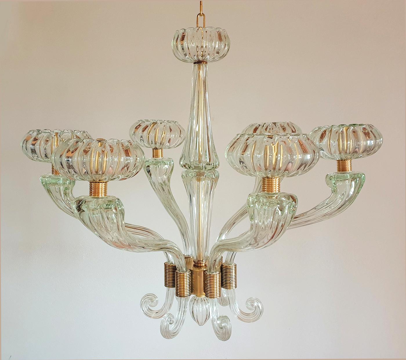 Large hand blown Murano glass chandelier, Mid-Century Modern, attributed to Barovier e Toso, 1960s.
The chandelier is made of clear glass, with a beautiful thickness, giving green reflects.
6 lights, rewired for the US.
Brass mounts, with a