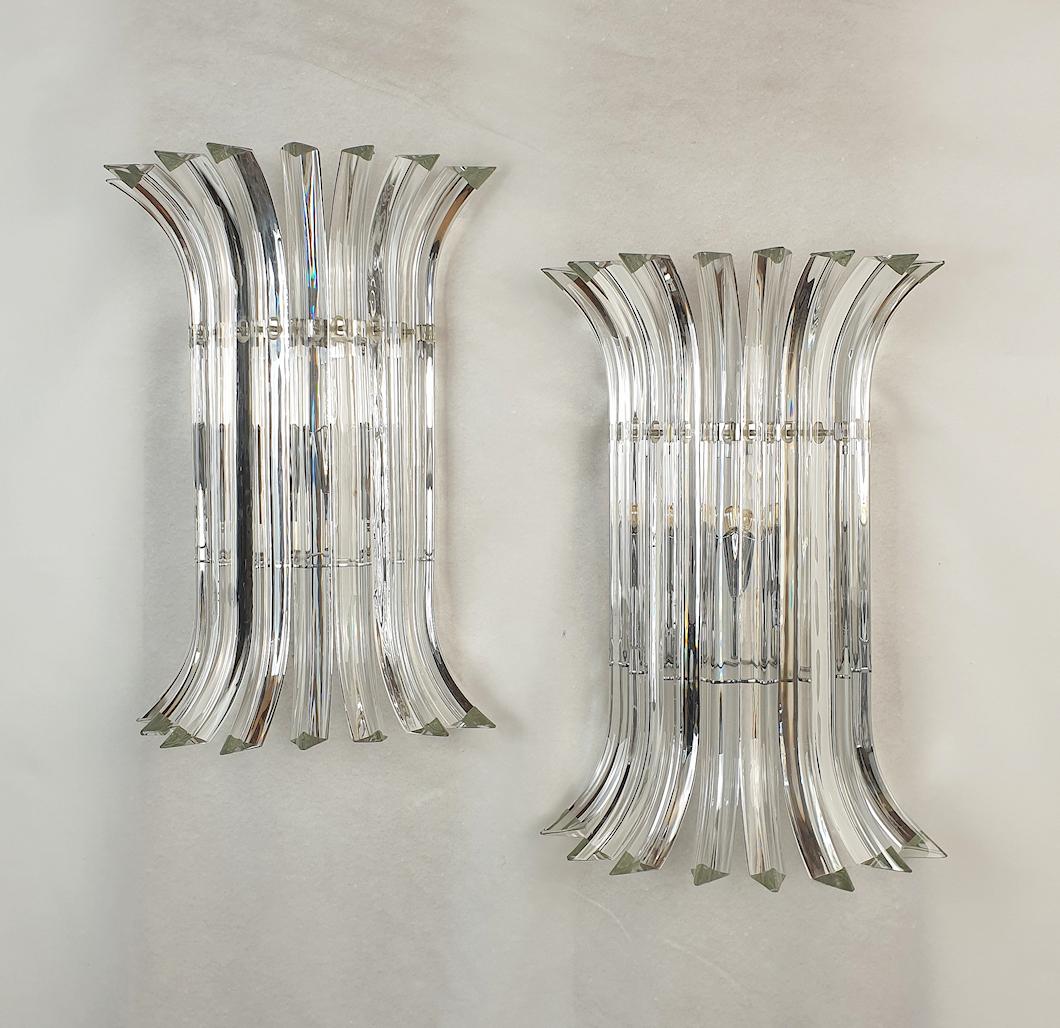 Pair of large geometrical Mid-Century Modern Murano glass sconces, by Venini Italy 1980s.
Two pairs available. Sold and priced by pair.
A modern design for these Triedri clear Murano glass with chrome mounts sconces.
The vintage sconces have 2