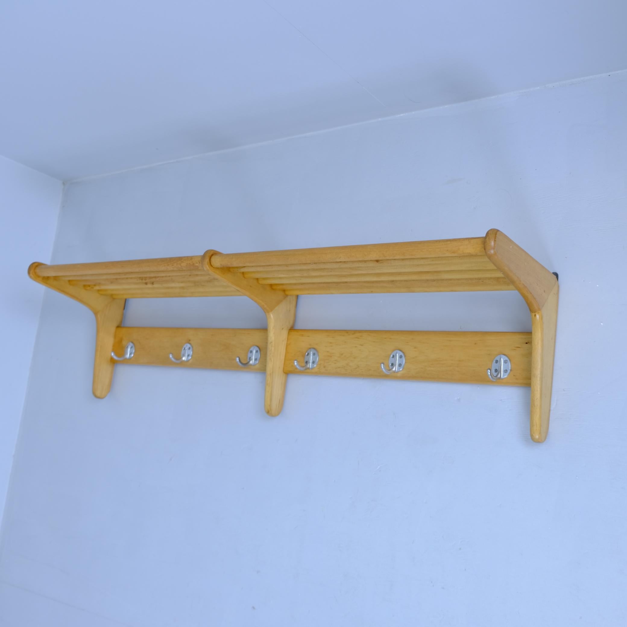 Un ampio appendiabiti e cappelliera di met�à secolo di Vakiopuu, Finlandia, risalente agli anni Cinquanta. Realizzato in betulla massiccia, questo pezzo riflette magnificamente i valori fondamentali del modernismo finlandese: linee pulite, materiali