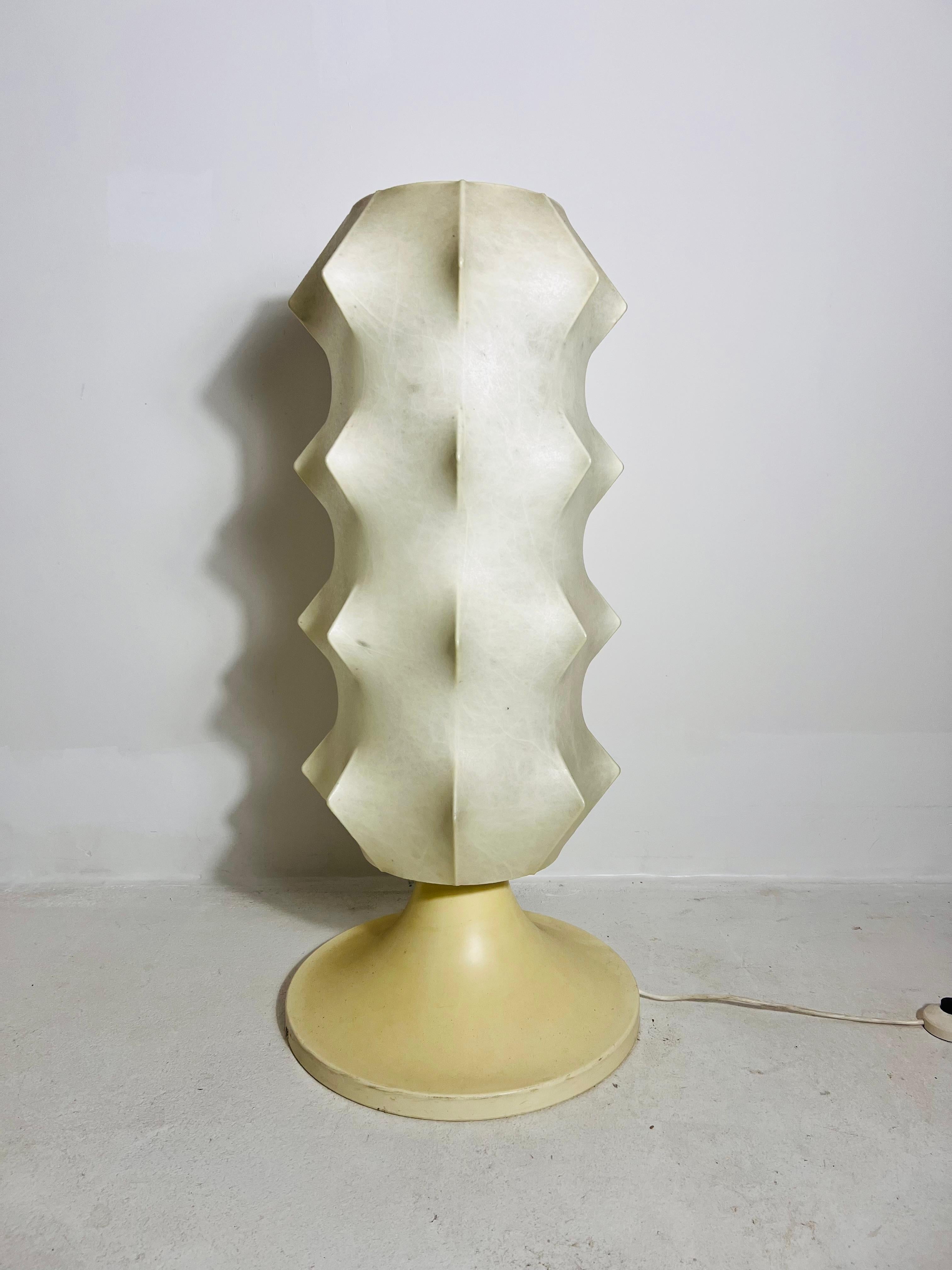 Questa straordinaria lampada da terra a bozzolo degli anni '60, realizzata da Goldkant Leuchten in Germania, è una vera meraviglia del design. Ricordando la forma di un cactus, la lampada presenta una struttura a bozzolo ornata da dettagli unici a