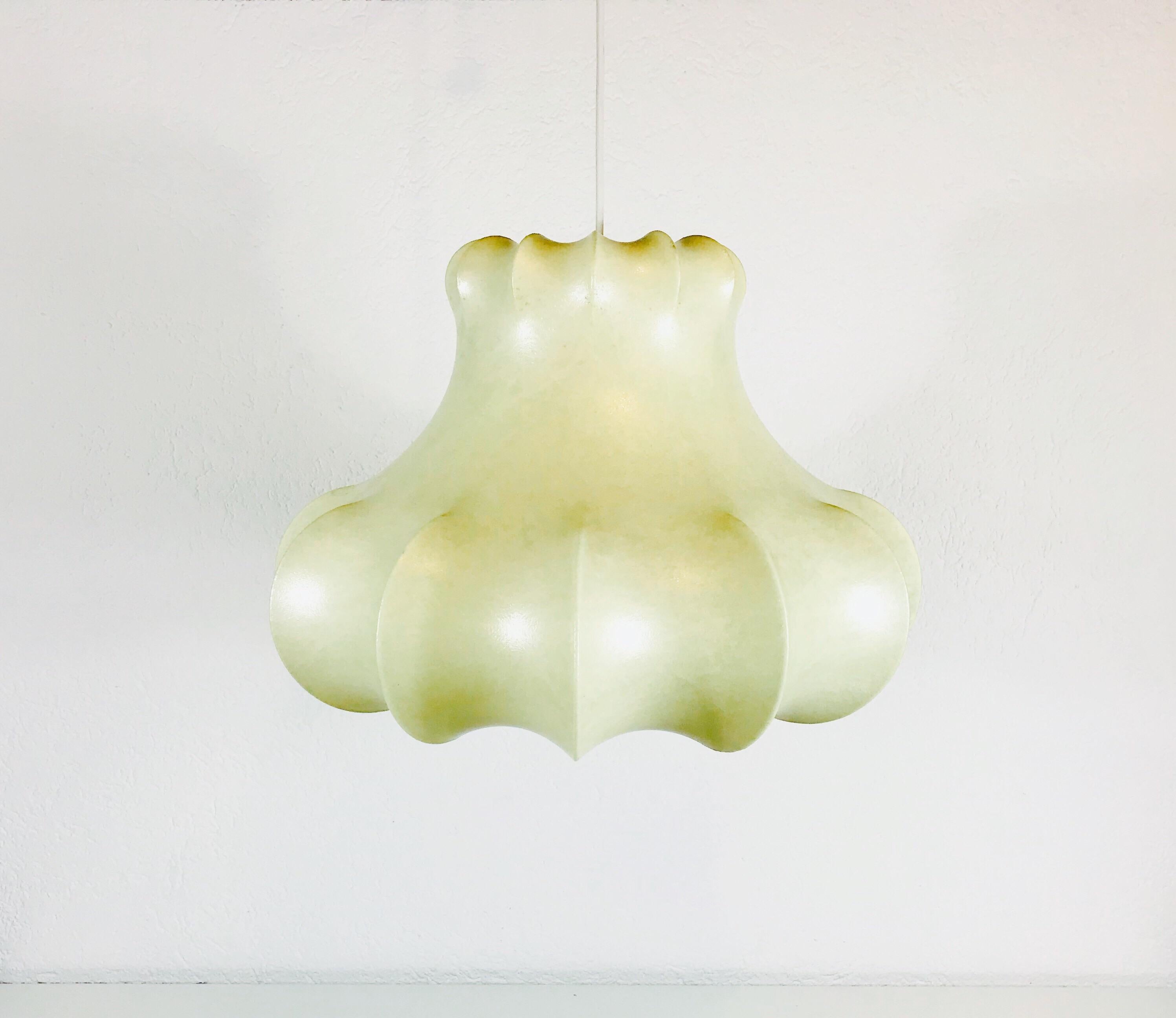 A cocoon pendant lamp made in Italy in the 1960s. The hanging lamp has been manufactured in the design of the lamps made by Achille Castiglioni. The lamp shade is of original cocoon.

Measurements:

Max height 100 cm

Height of the lamp: