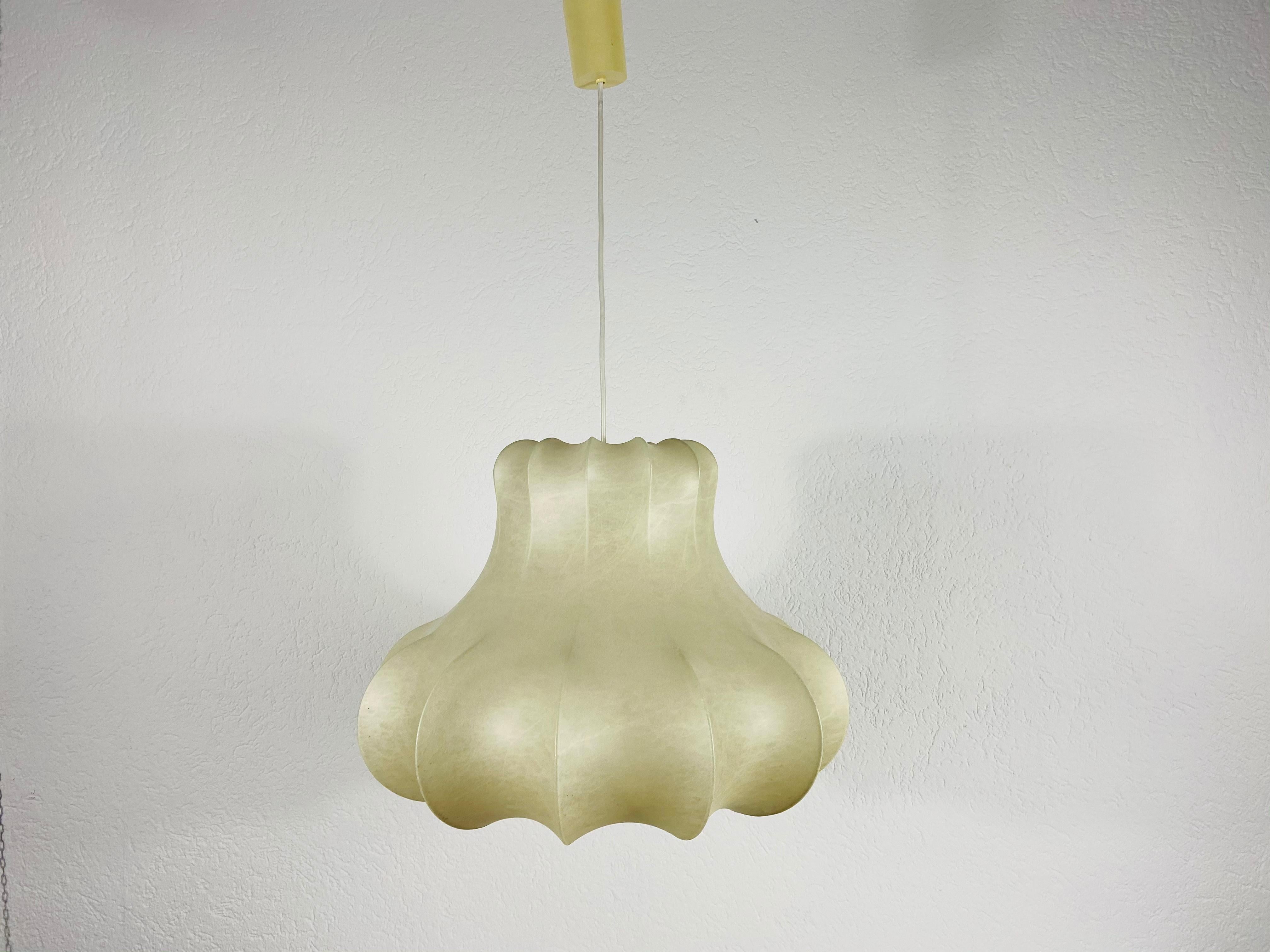 A cocoon pendant lamp made in Italy in the 1960s. The hanging lamp has been manufactured in the design of the lamps made by Achille Castiglioni. The lamp shade is of original cocoon.

Measurements:

Max height 70 cm

Height of shade 35