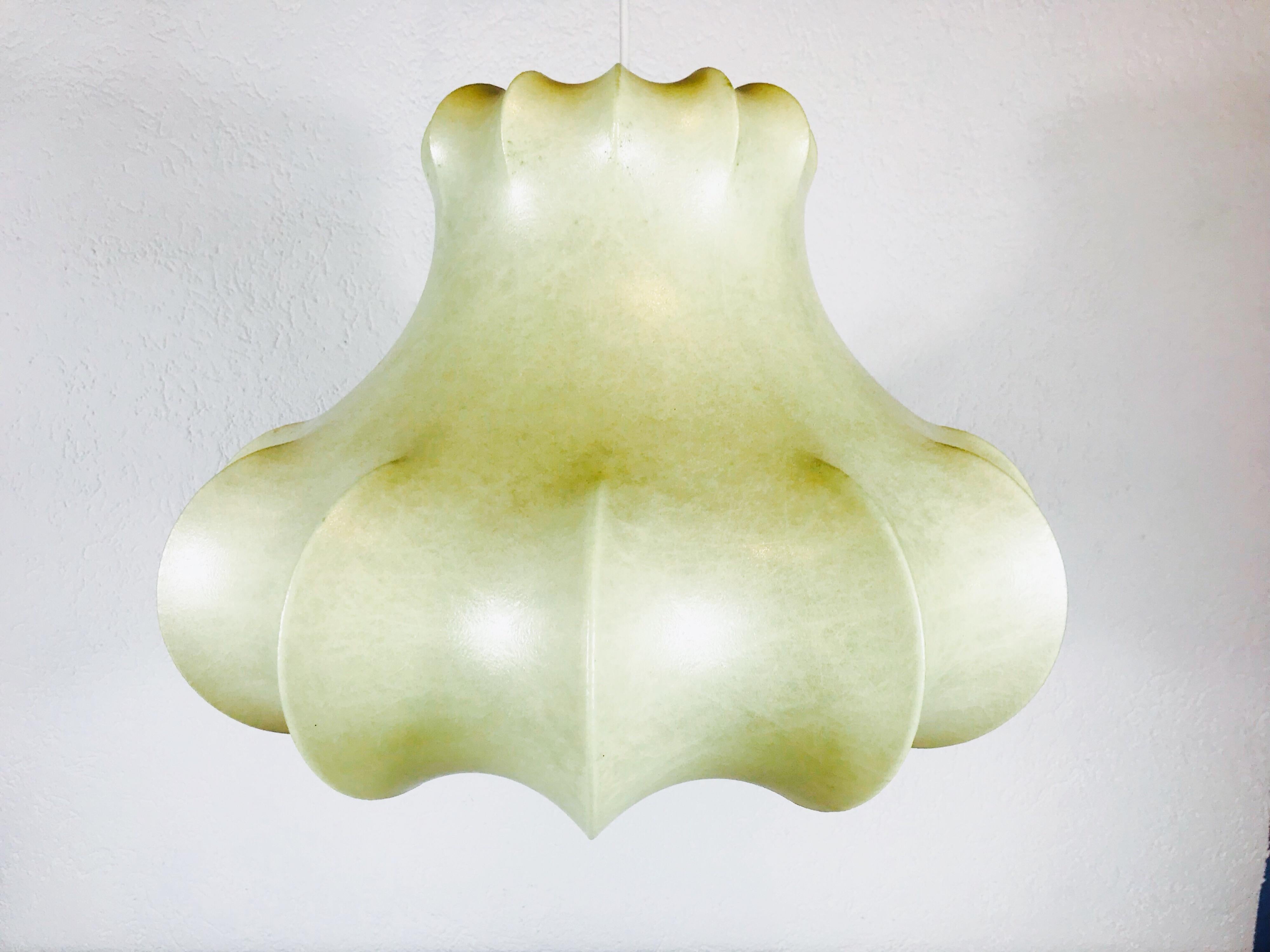 Large Mid-Century Modern Cocoon Pendant Light, 1960s, Italy In Excellent Condition In Hagenbach, DE
