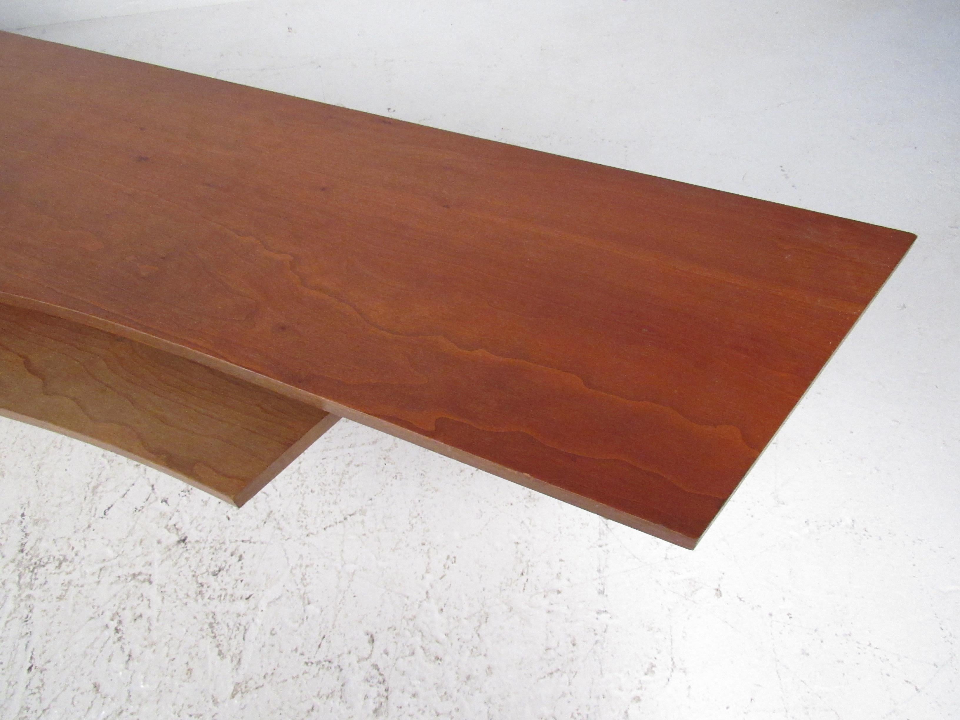 Large Mid-Century Modern Coffee Table For Sale 4