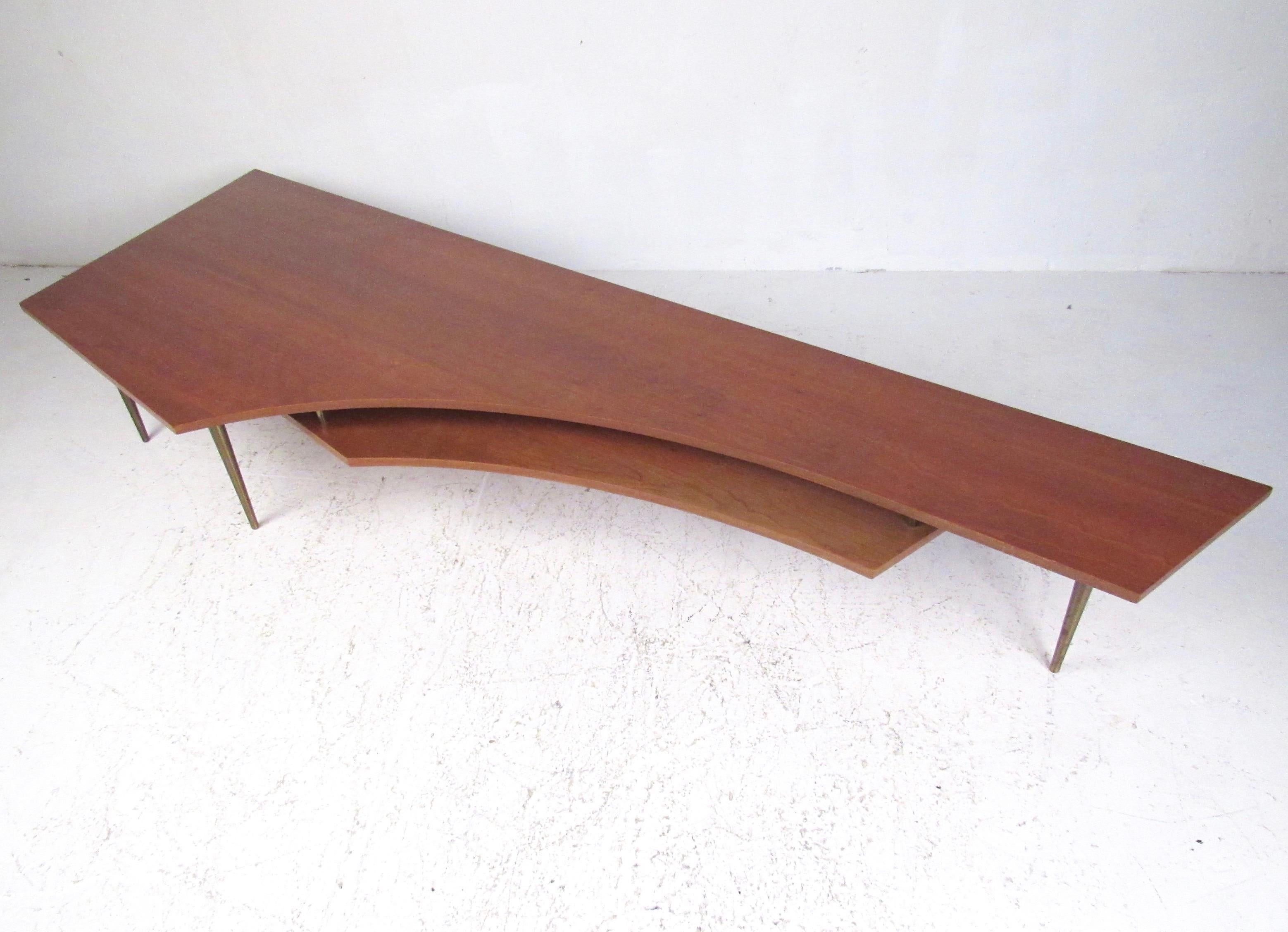 Large Mid-Century Modern Coffee Table In Good Condition For Sale In Brooklyn, NY