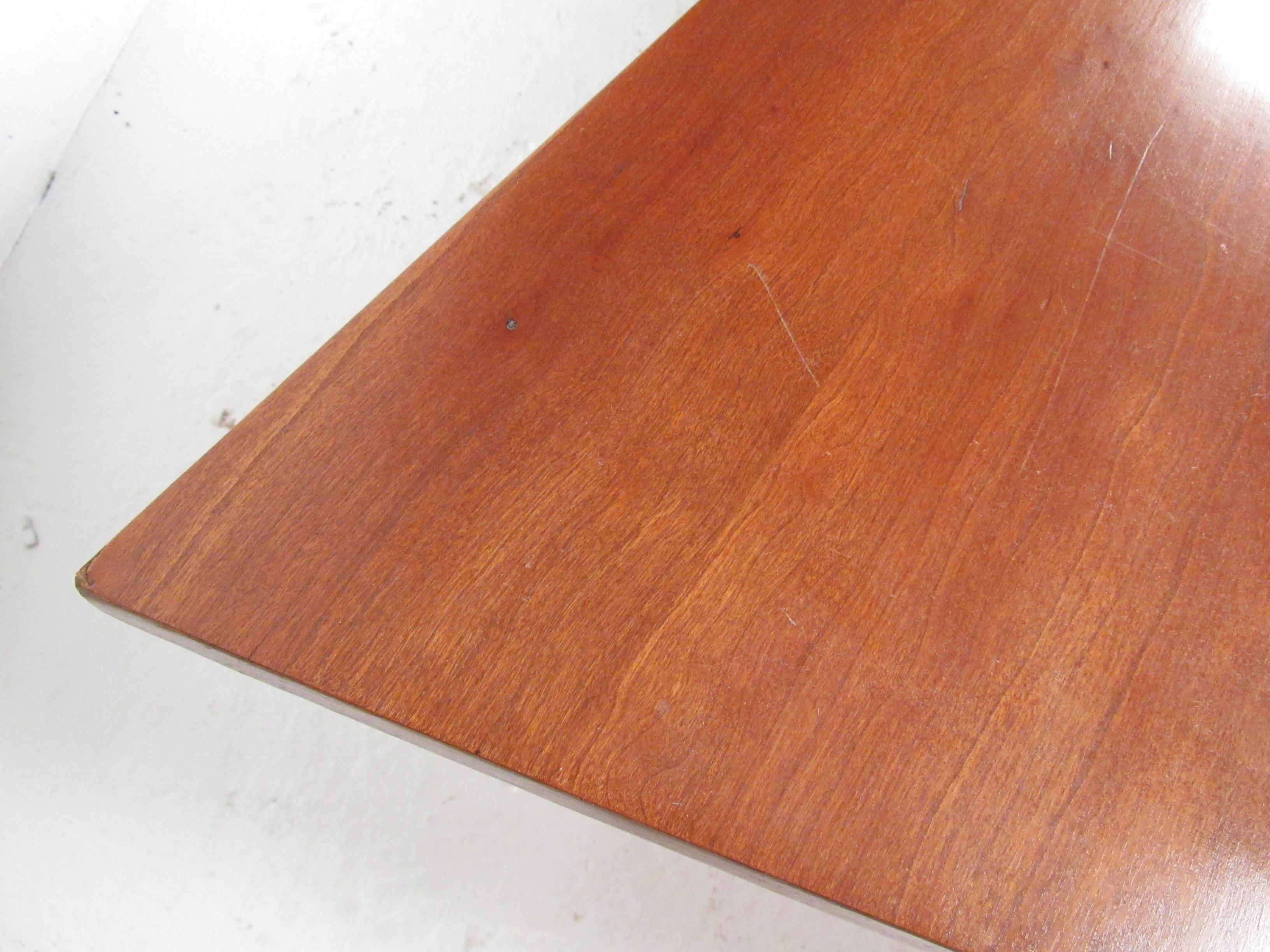 Large Mid-Century Modern Coffee Table For Sale 1
