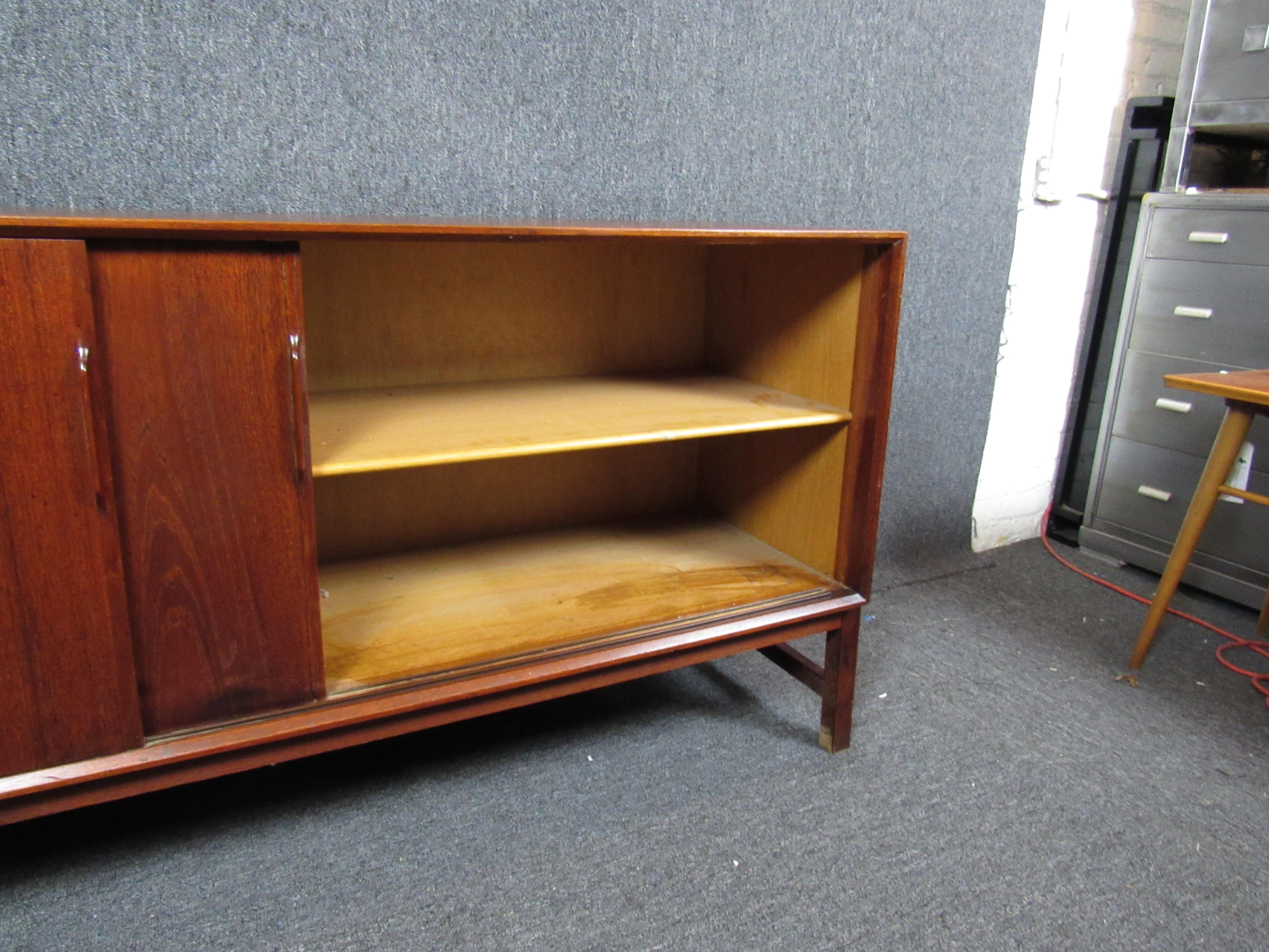 Large Mid-Century Modern Credenza For Sale 2