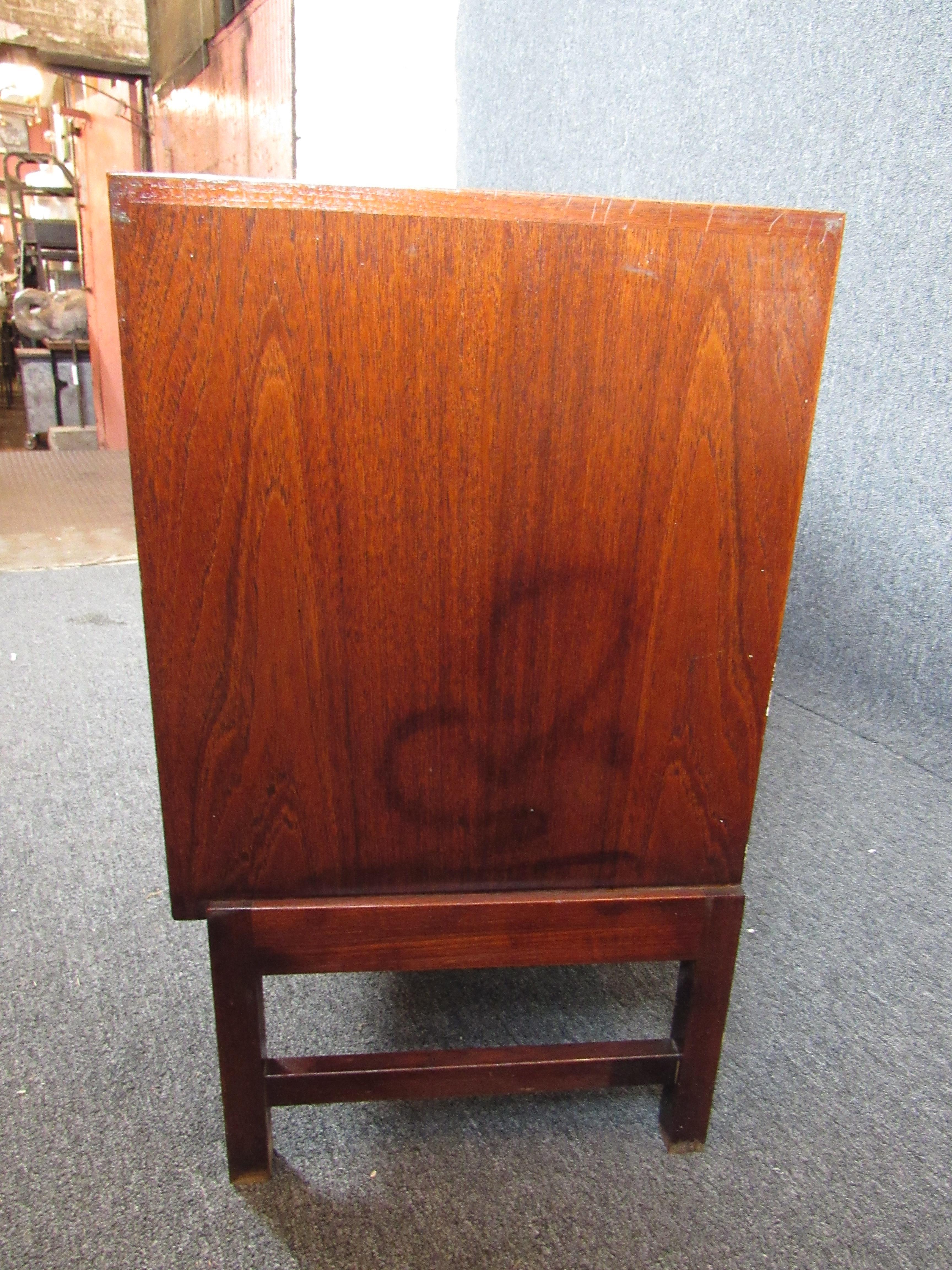 Large Mid-Century Modern Credenza For Sale 6