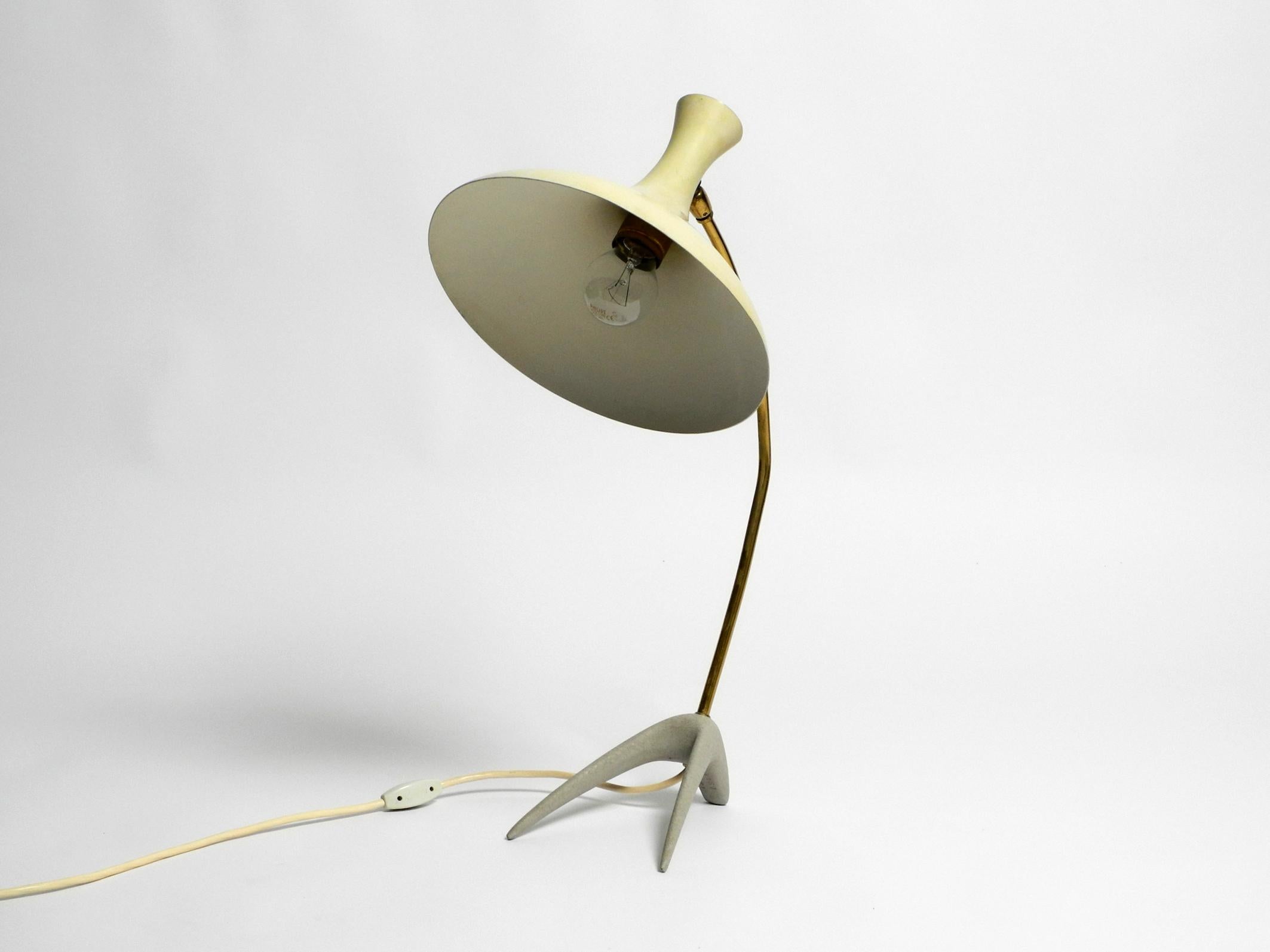 Rare large Mid Century Modern crow's foot table lamp by Karl Heinz Kinsky for Cosack.
Beautiful design with adjustable lampshade in original condition.
This is the largest version of this lamp with a maximum height of 58cm.
Yellow aluminum