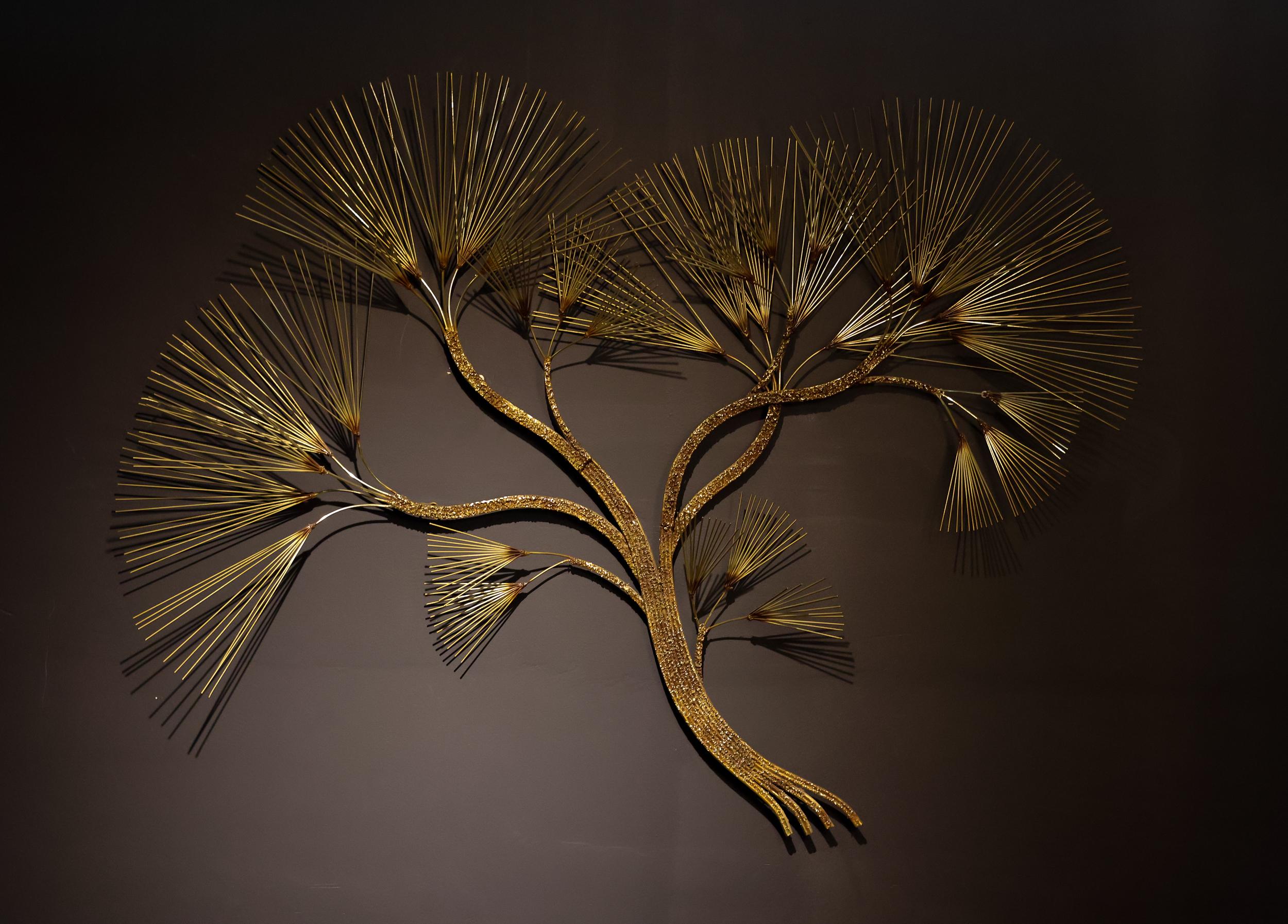 Setzen Sie ein mutiges Statement mit dieser außergewöhnlichen Mid-Century Modern-Wandskulptur aus Messing des renommierten Designhauses Curtis Jeré, ca. 1970er Jahre. Diese groß angelegte brutalistische Baumkomposition zeigt Hunderte von zarten,