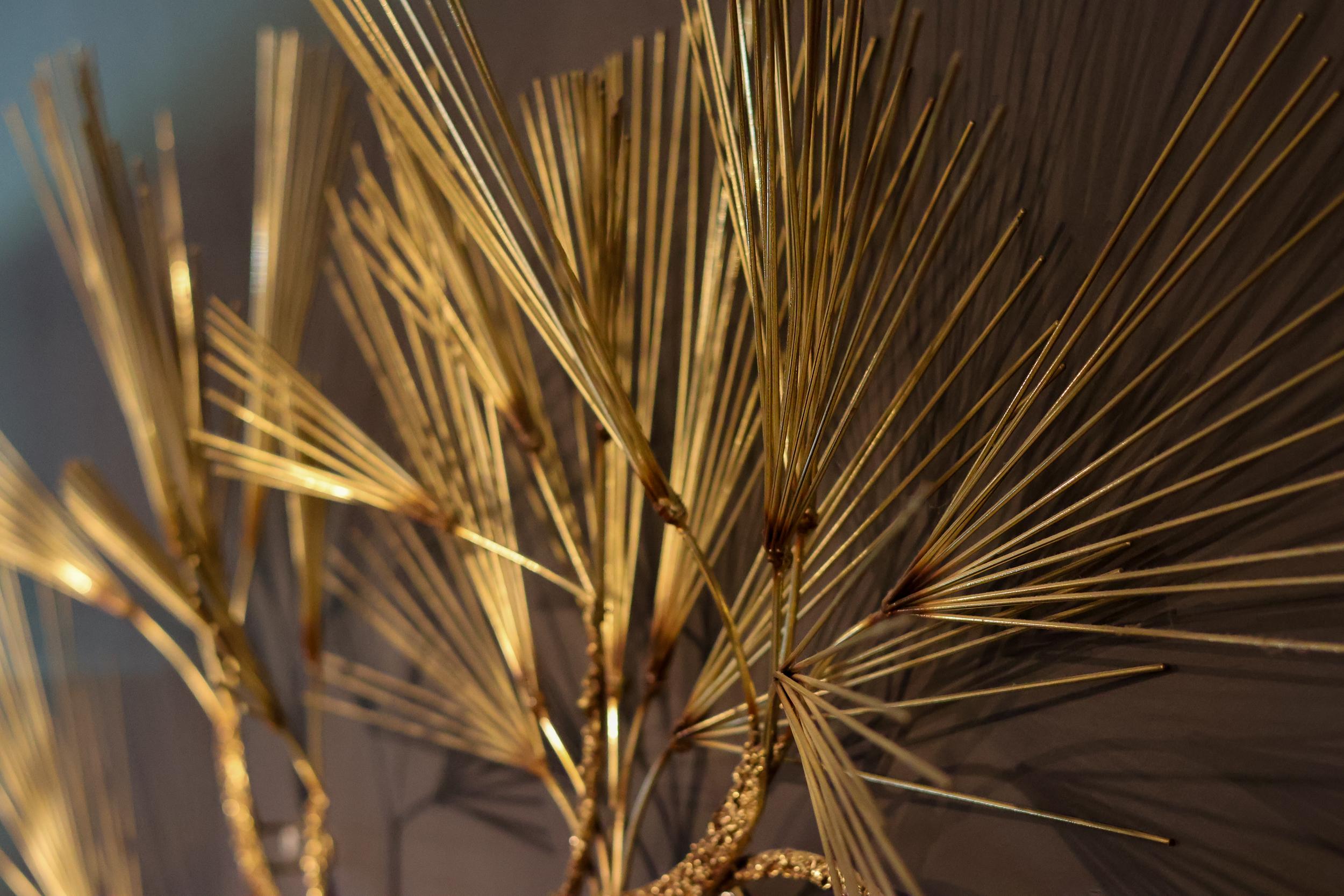 Große Mid-Century Modern Curtis Jeré Brutalist Brass Tree Needle Wandskulptur (Messing) im Angebot