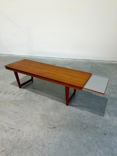 Grande panca danese in teak in stile Mid-Century Modern con vassoio estraibile