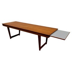 Grande panca danese in teak in stile Mid-Century Modern con vassoio estraibile