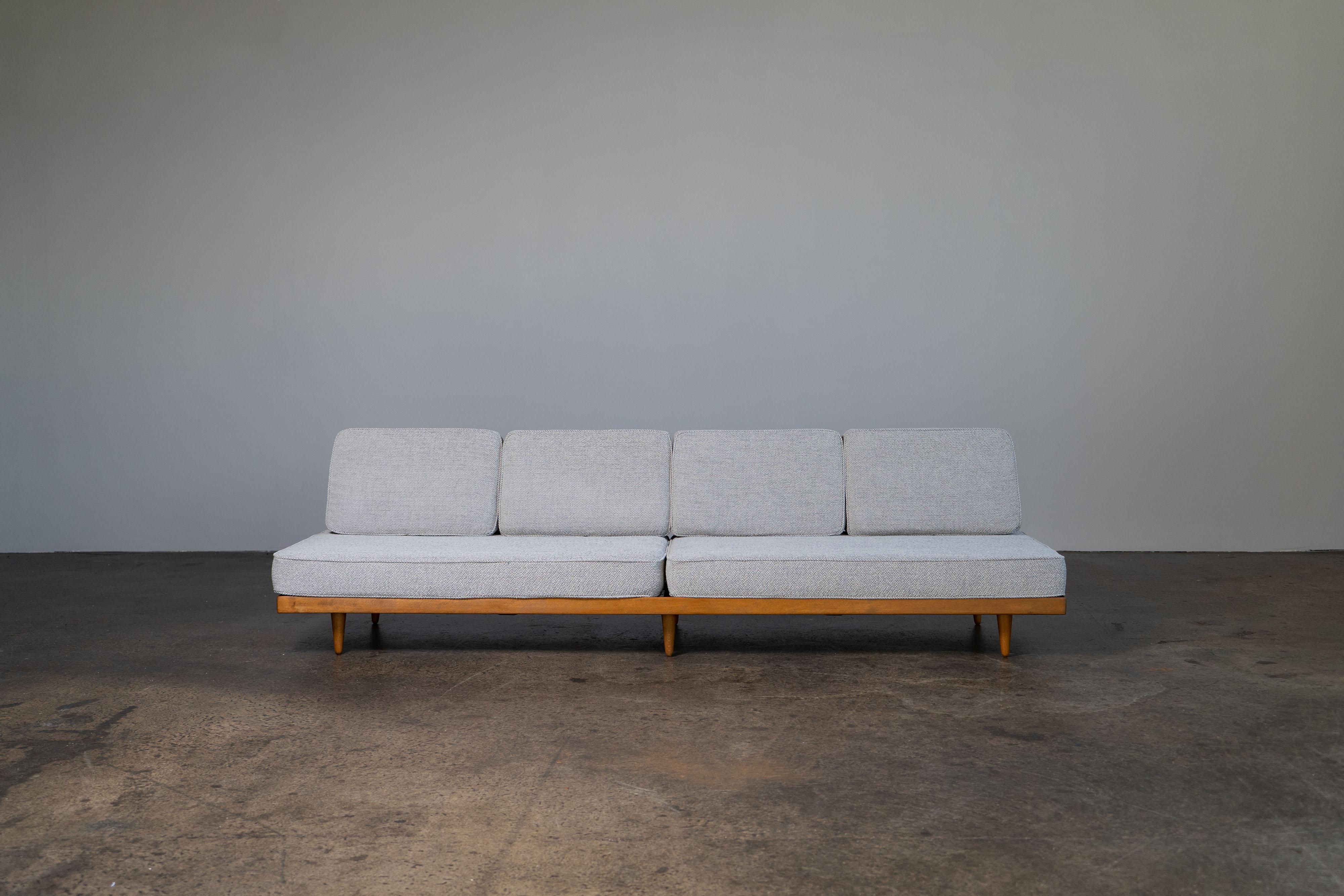Unique large version of this mid-century daybed. The frame is made from beech wood, the cushions have been remade and upholstered in a great bouclè fabric from Sahco.

Einzigartige große Ausführung dieses Mid-Century Daybeds. Der Rahmen ist aus