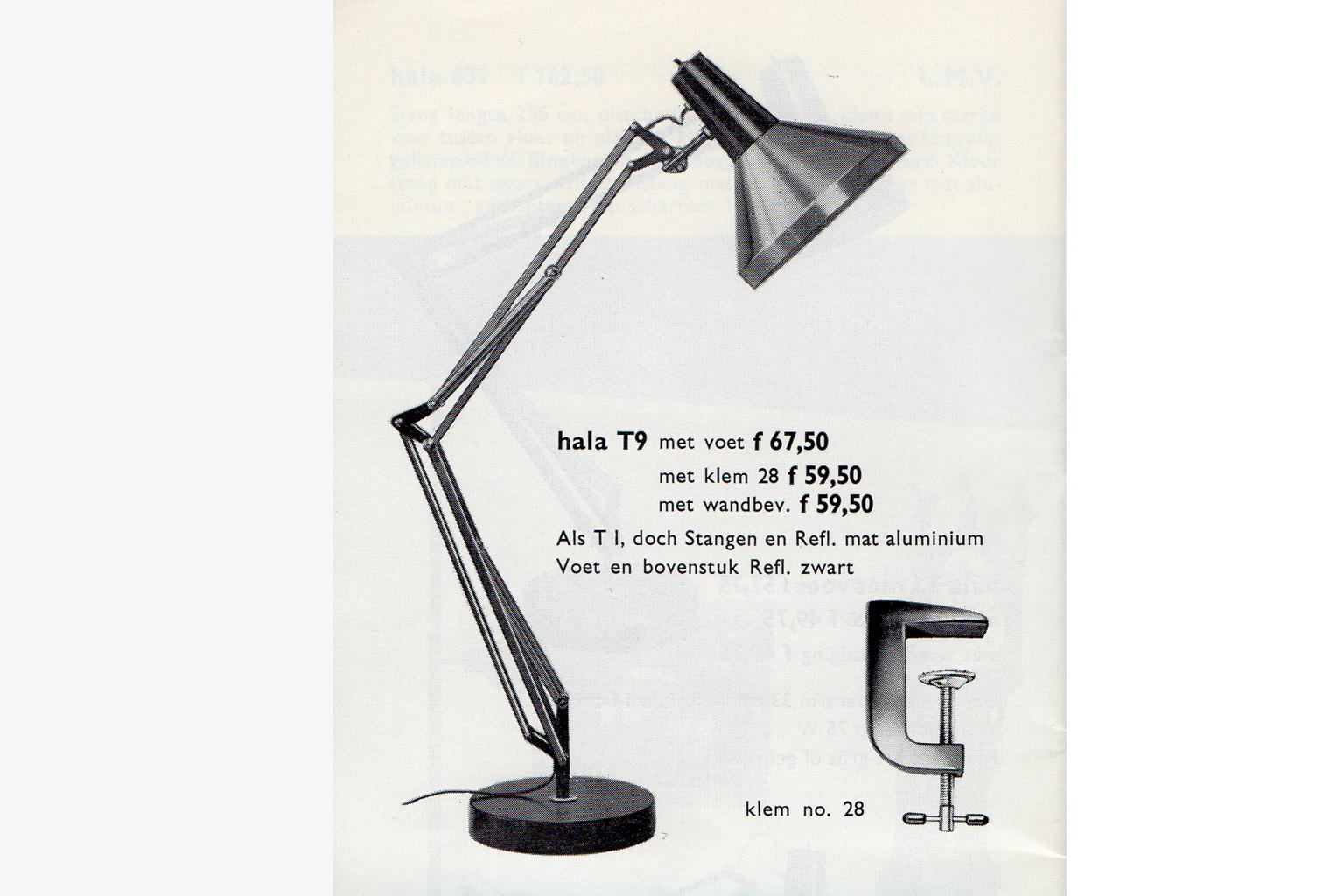 Large Dutch Industrial “Angelpoise” desk light made by Hala Zeist (Holland) in the 1960s (collection 1967, model T9). The table lamp is set on a heavy black lacquered metal base with a long articulating arm and aluminium cap. When the lamp is fully