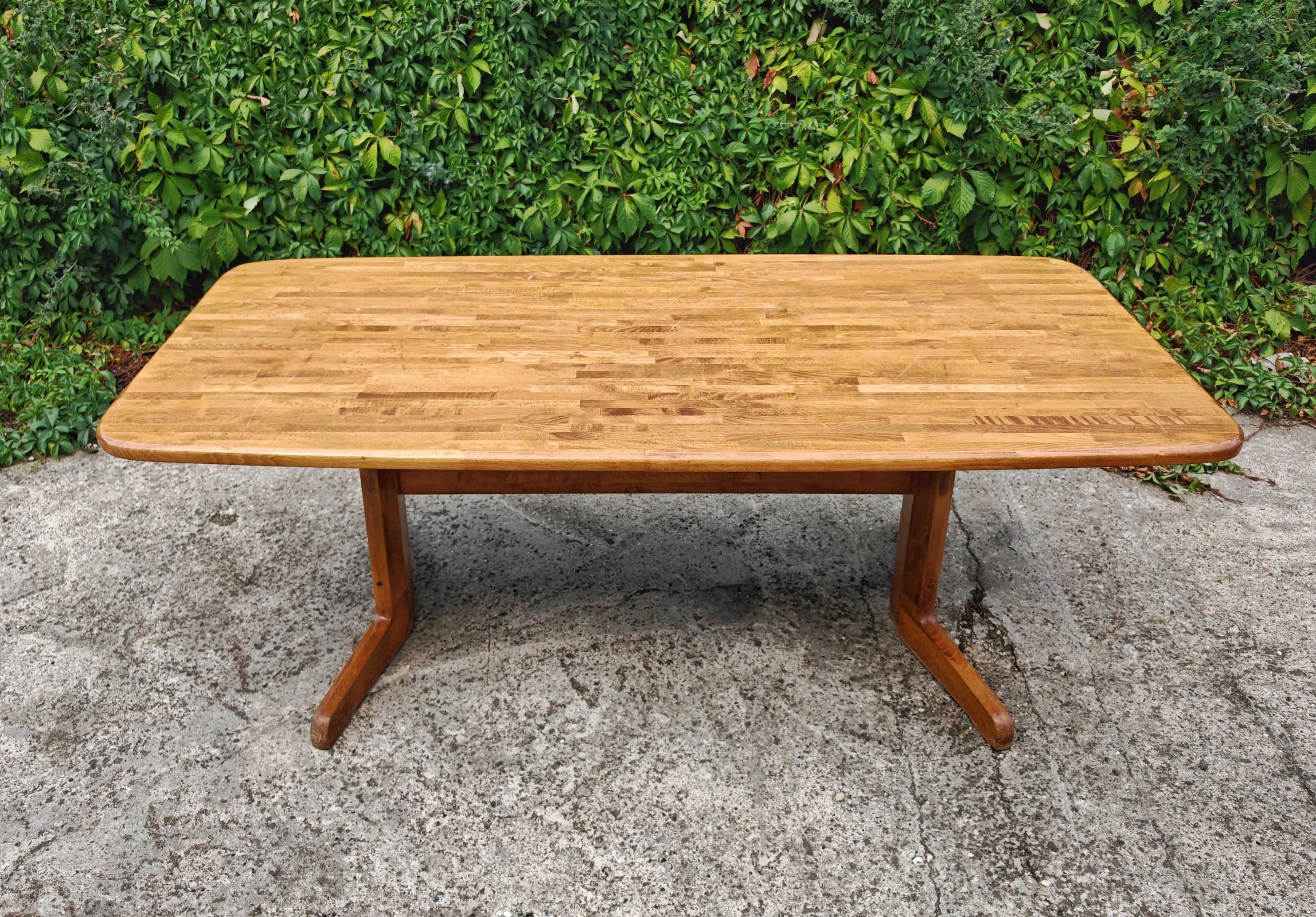 Vous trouverez dans cette annonce une superbe table de salle à manger moderne du milieu du siècle en chêne massif, conçue dans le style de Neils O. Moller. Il présente des lignes typiques du milieu du siècle et des pieds reconnaissables, typiques