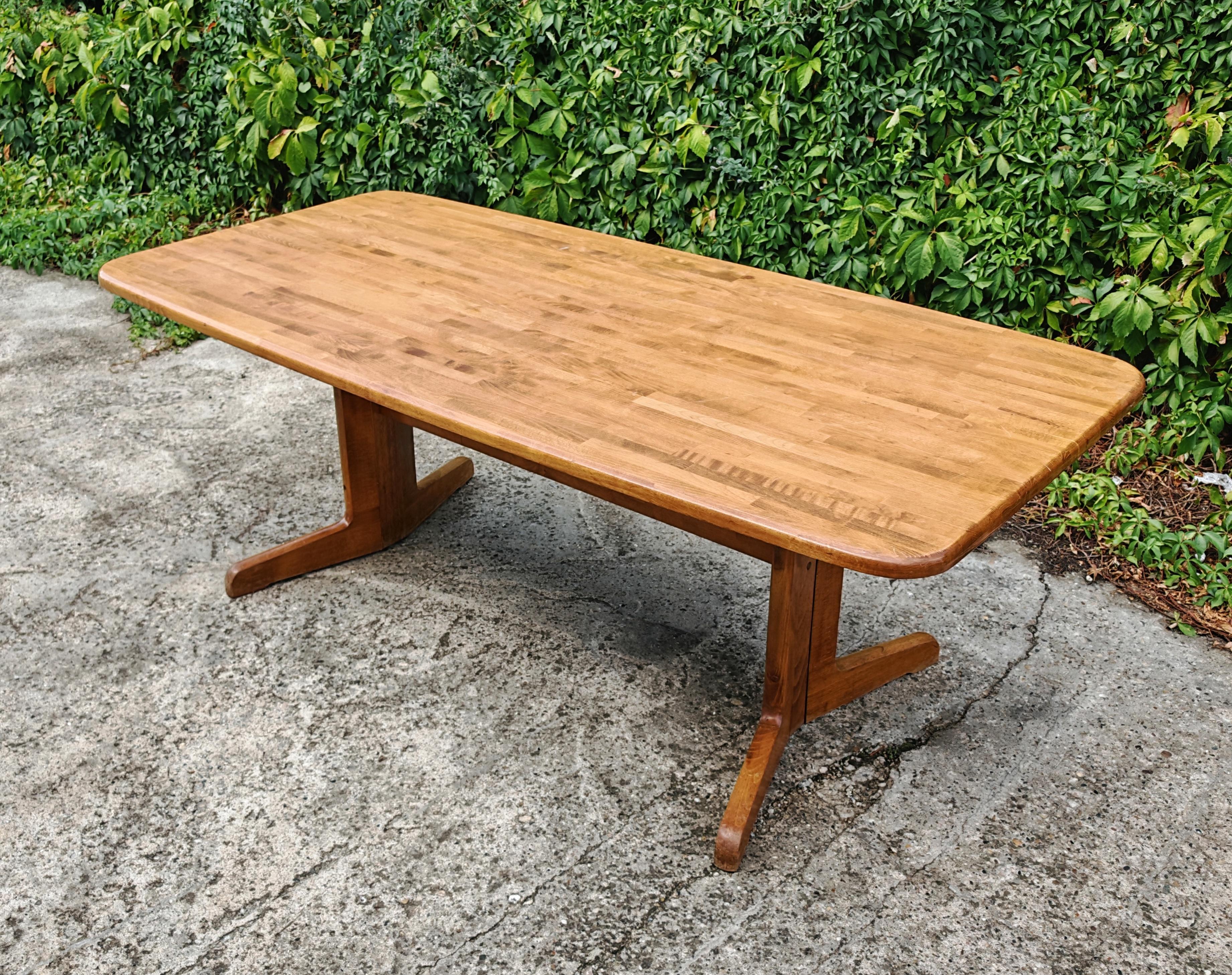 Mid-Century Modern Grande table de salle à manger moderne du milieu du siècle en chêne massif, Yougoslavie, années 1970 en vente