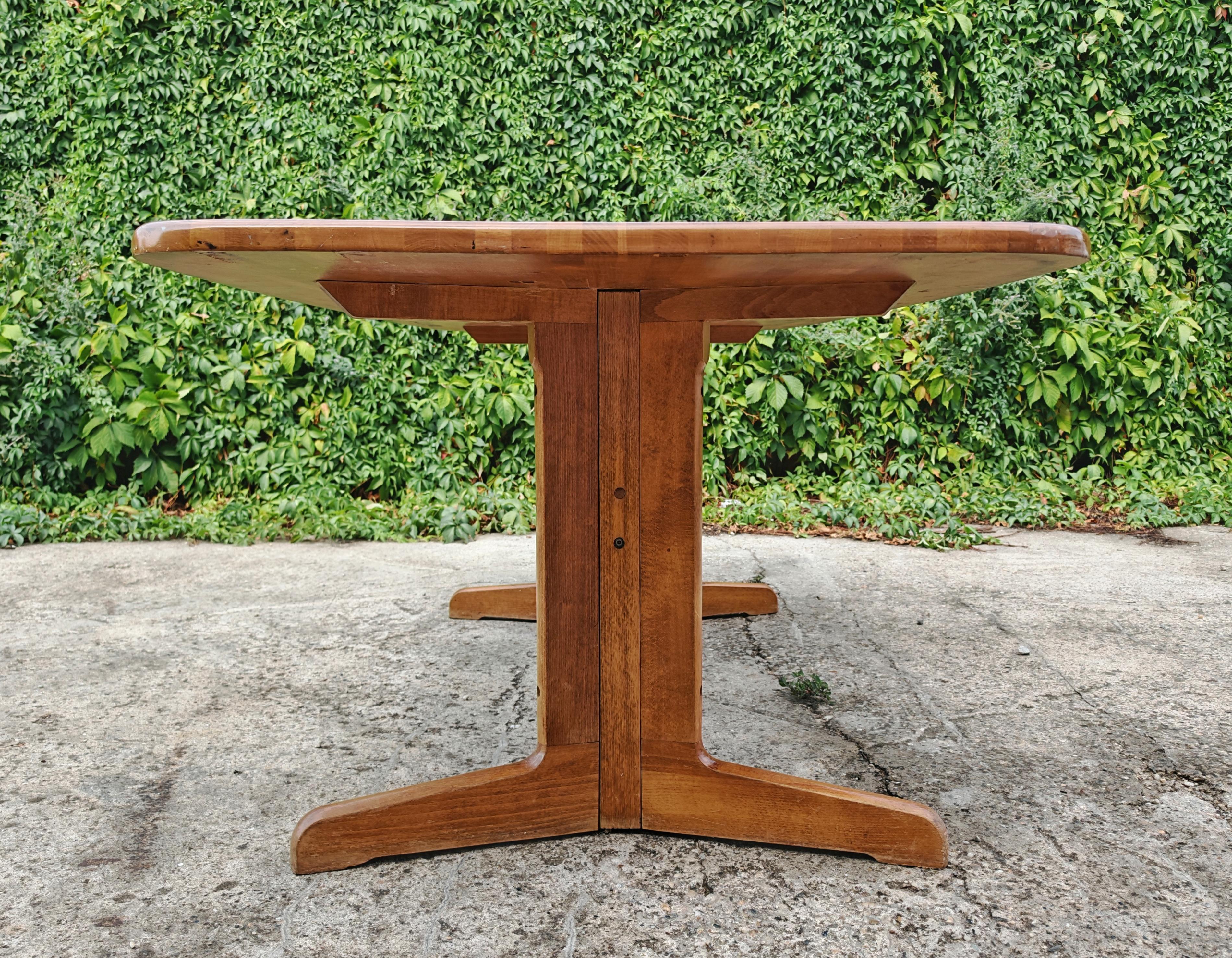 Grande table de salle à manger moderne du milieu du siècle en chêne massif, Yougoslavie, années 1970 Bon état - En vente à Beograd, RS
