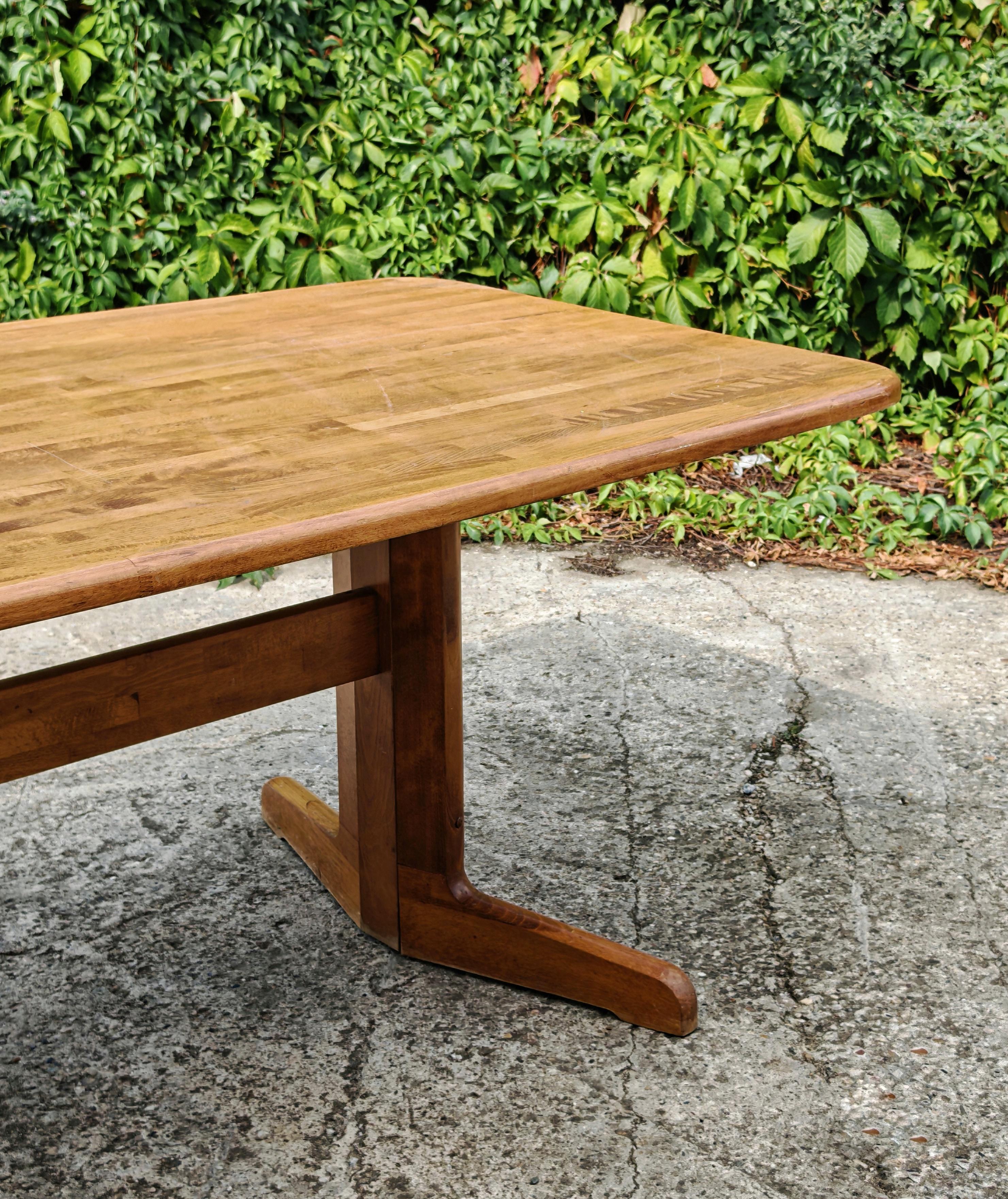 Grande table de salle à manger moderne du milieu du siècle en chêne massif, Yougoslavie, années 1970 en vente 2