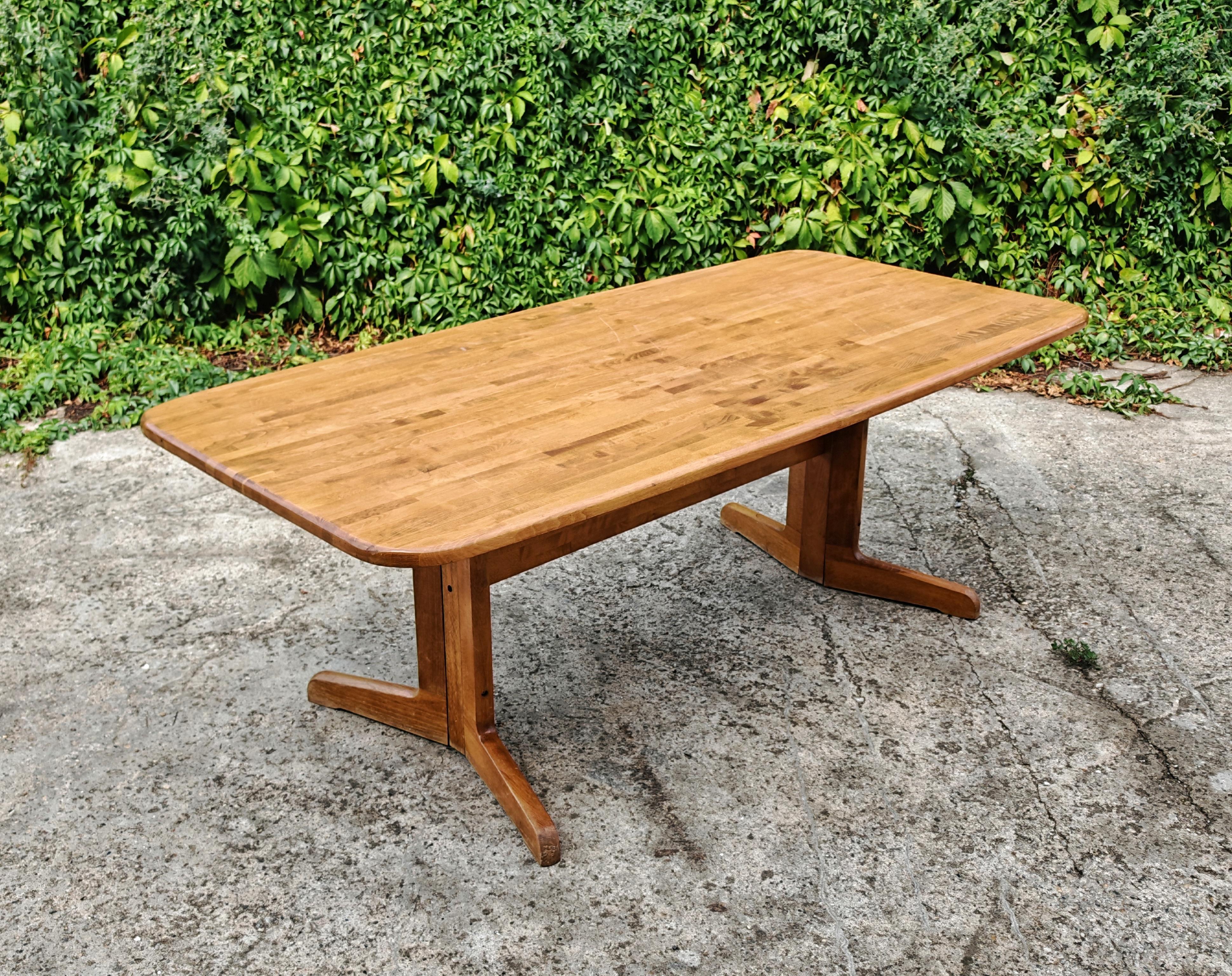 Grande table de salle à manger moderne du milieu du siècle en chêne massif, Yougoslavie, années 1970 en vente