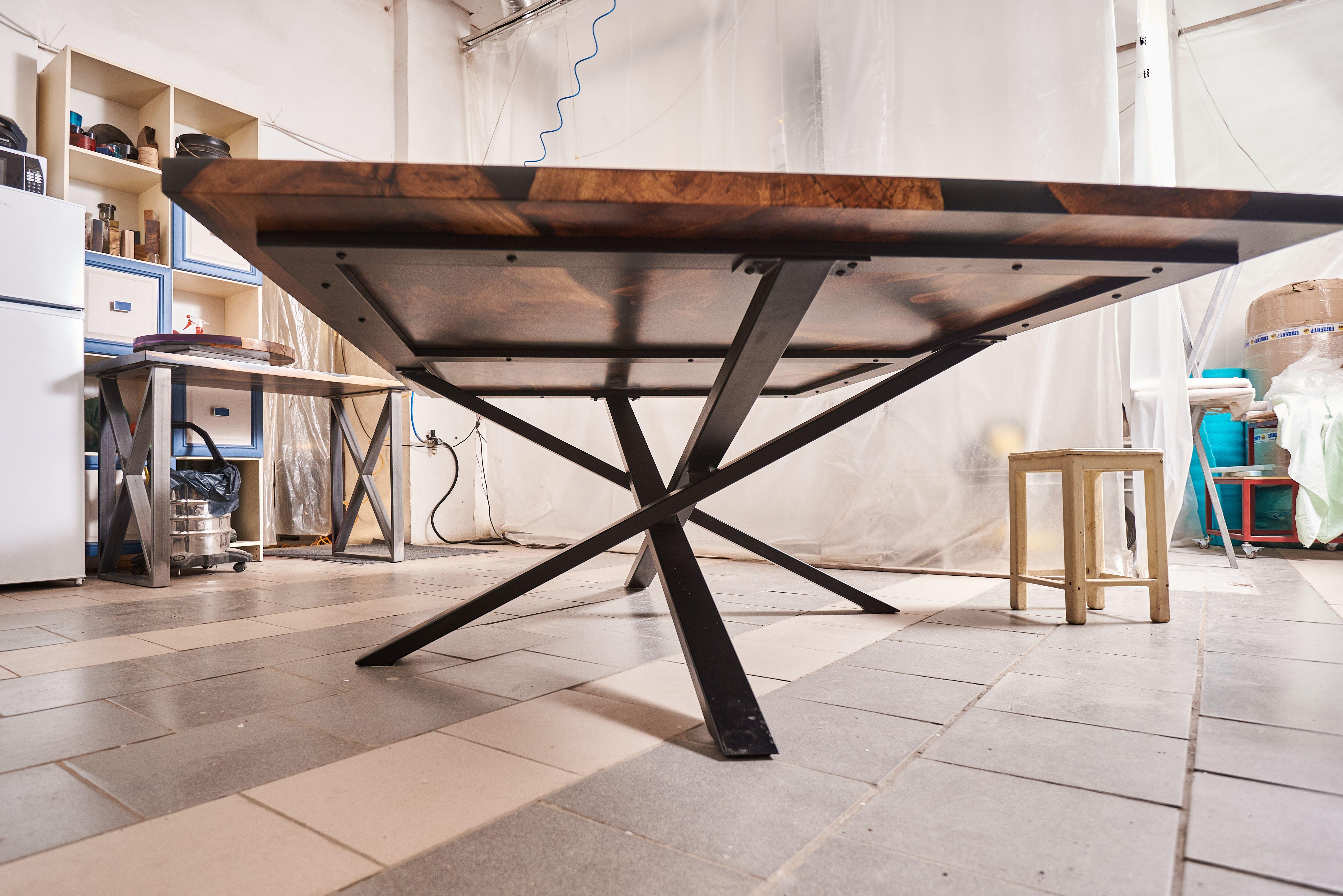 Grande table de salle à manger de style The Modernity Noyer Table de salle à manger en bois rustique en vente 1