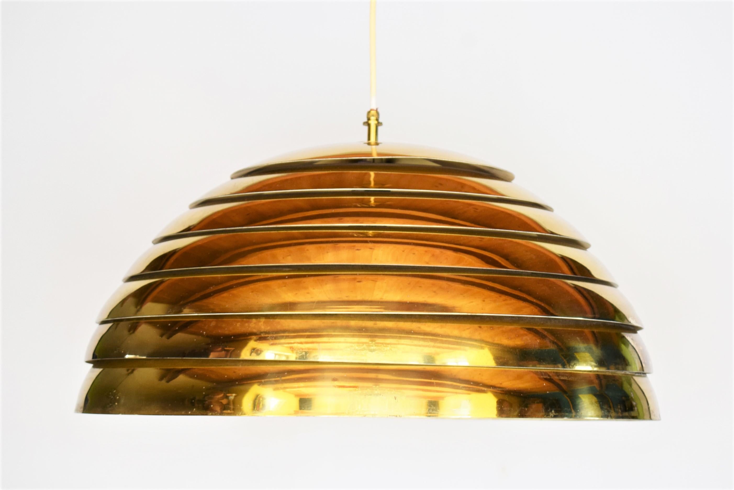 Mid-Century Modern Grande lampe dôme suspendue en laiton de style moderne du milieu du siècle par Vereinigte Werkstätten Co. en vente