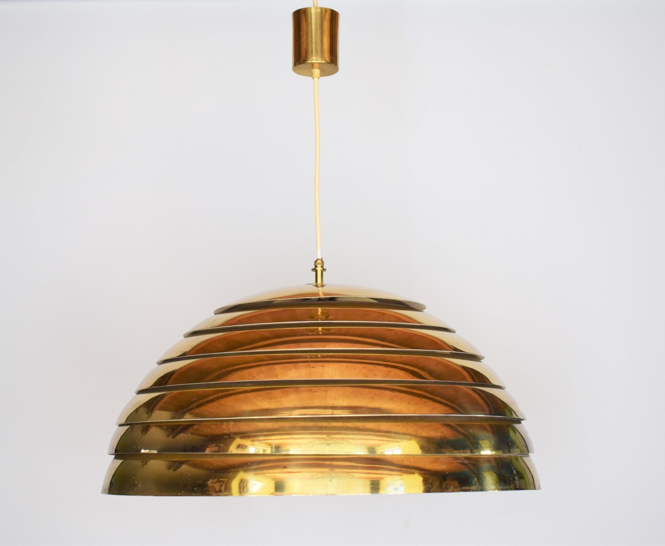 Allemand Grande lampe dôme suspendue en laiton de style moderne du milieu du siècle par Vereinigte Werkstätten Co. en vente