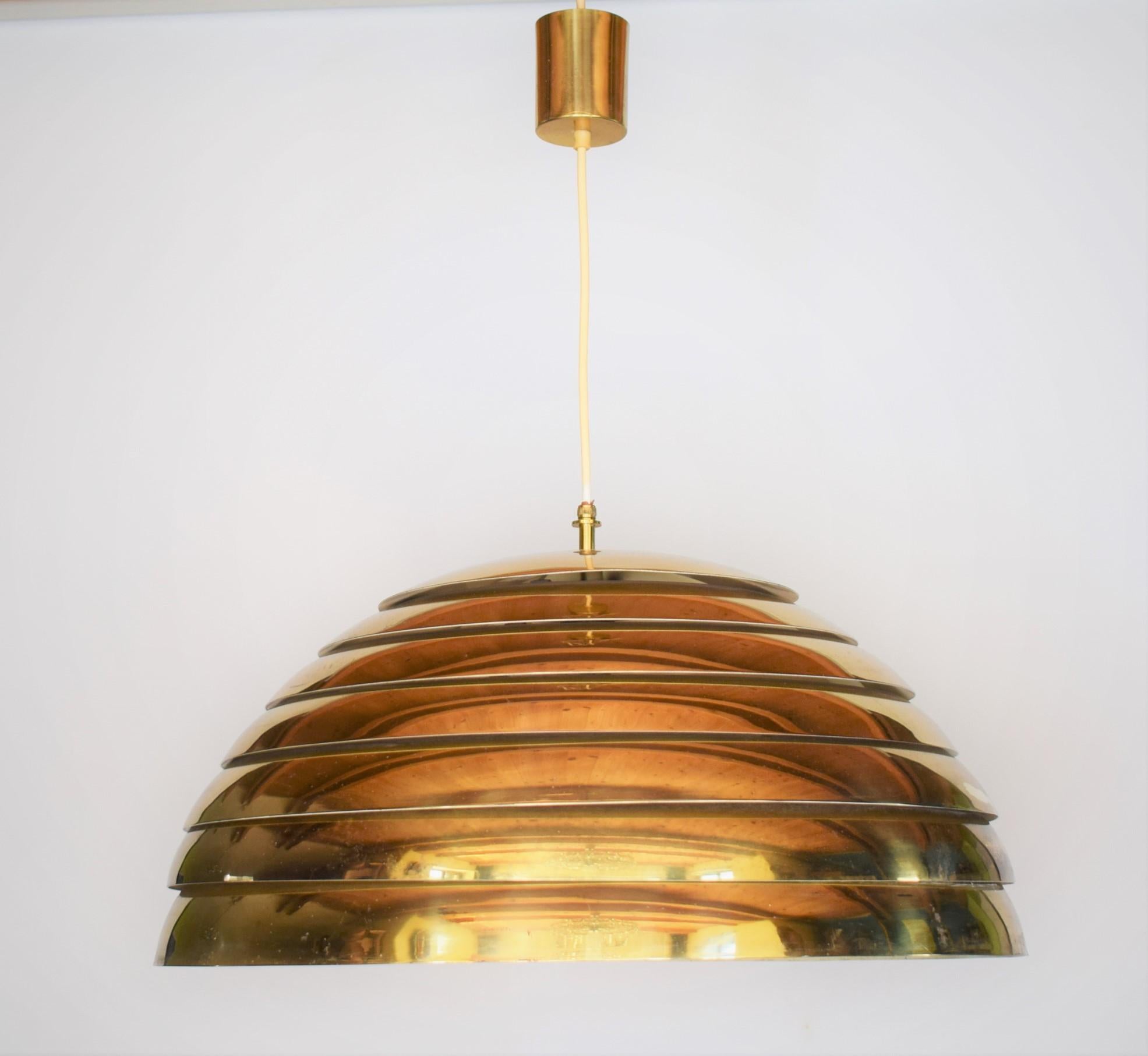 Fait main Grande lampe dôme suspendue en laiton de style moderne du milieu du siècle par Vereinigte Werkstätten Co. en vente