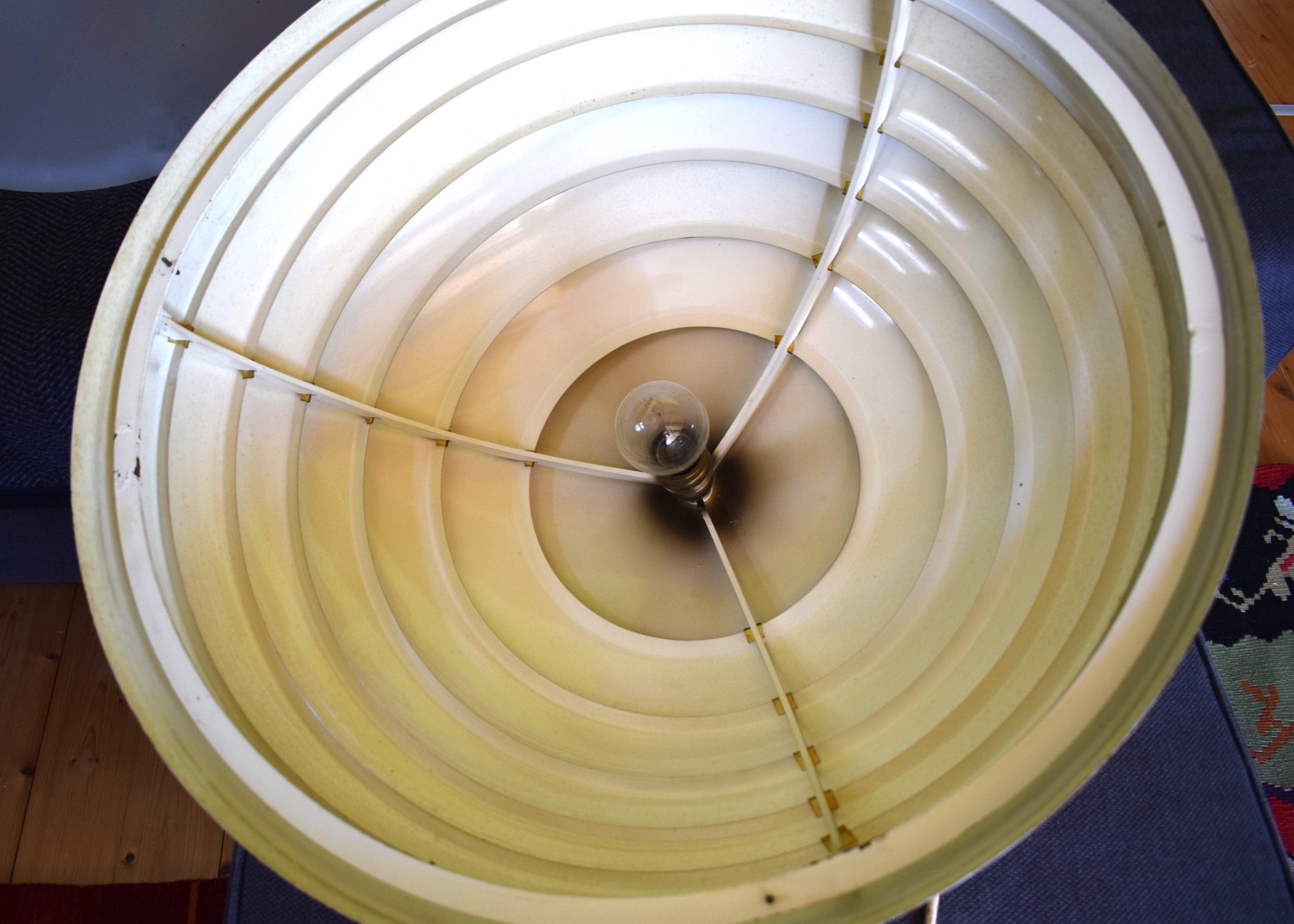 Milieu du XXe siècle Grande lampe dôme suspendue en laiton de style moderne du milieu du siècle par Vereinigte Werkstätten Co. en vente