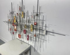 Große moderne Wandskulptur aus Emaille und Messing mit brutalistischen Elementen aus der Mitte des Jahrhunderts.