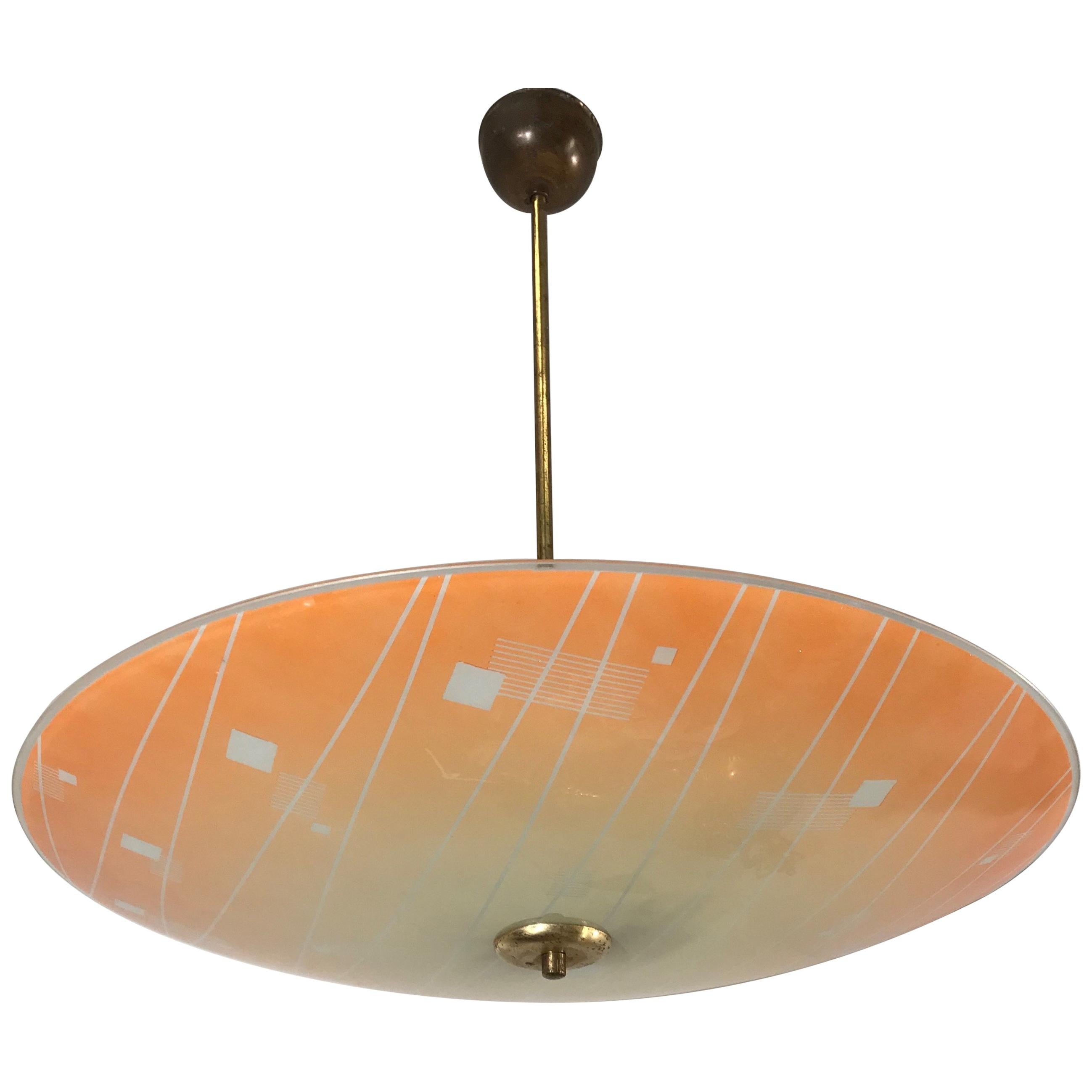 Ciondolo di forma e materiali bellissimi dell'epoca Mid-Century Modern.

Questo modello raro e di dimensioni extra large è dotato di un paralume in vetro con un sorprendente motivo modernista e un bellissimo colore pesca. Come puoi vedere, il