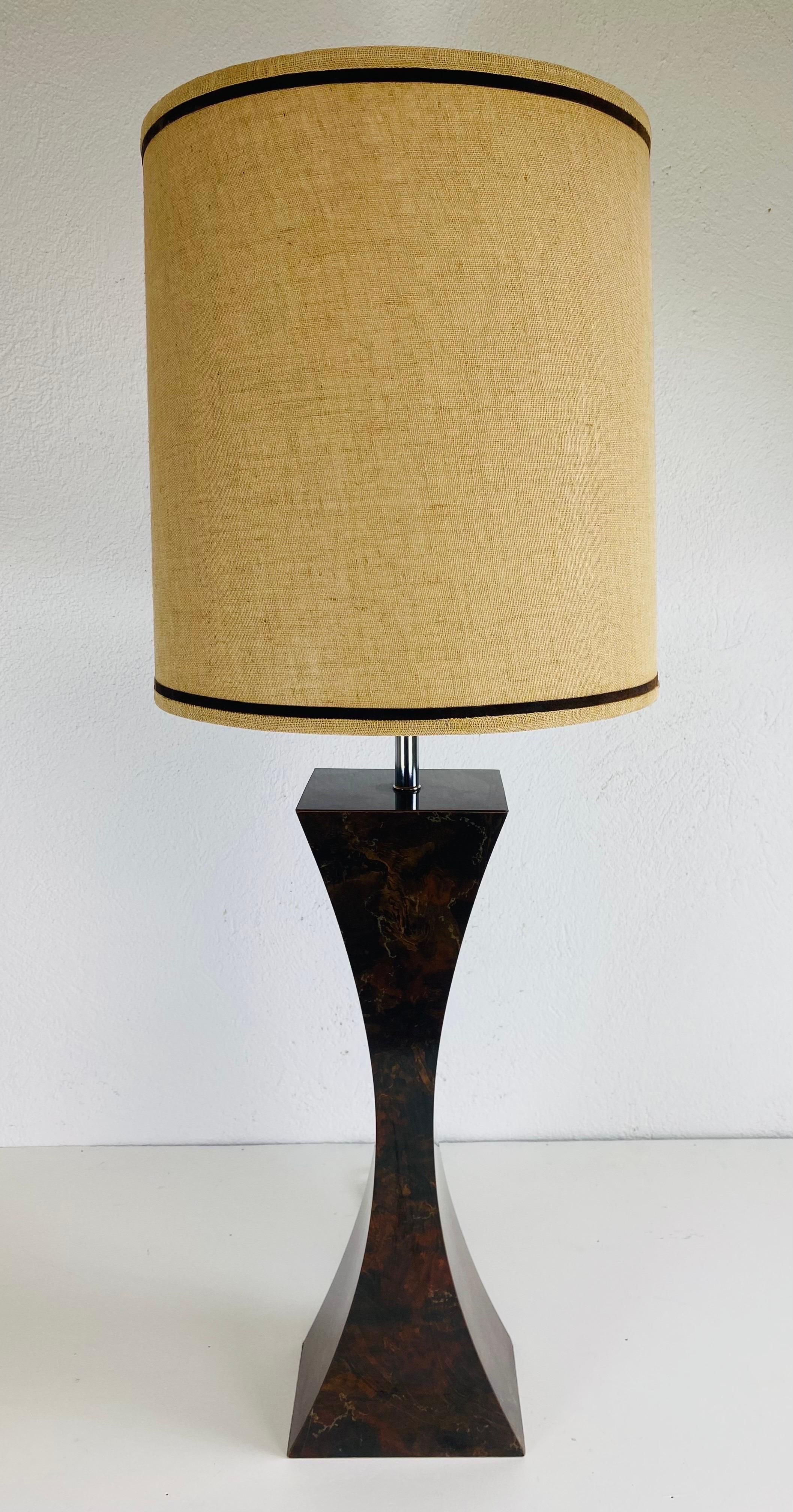 Large mid century modern faux marble table lamp. For Sale 4